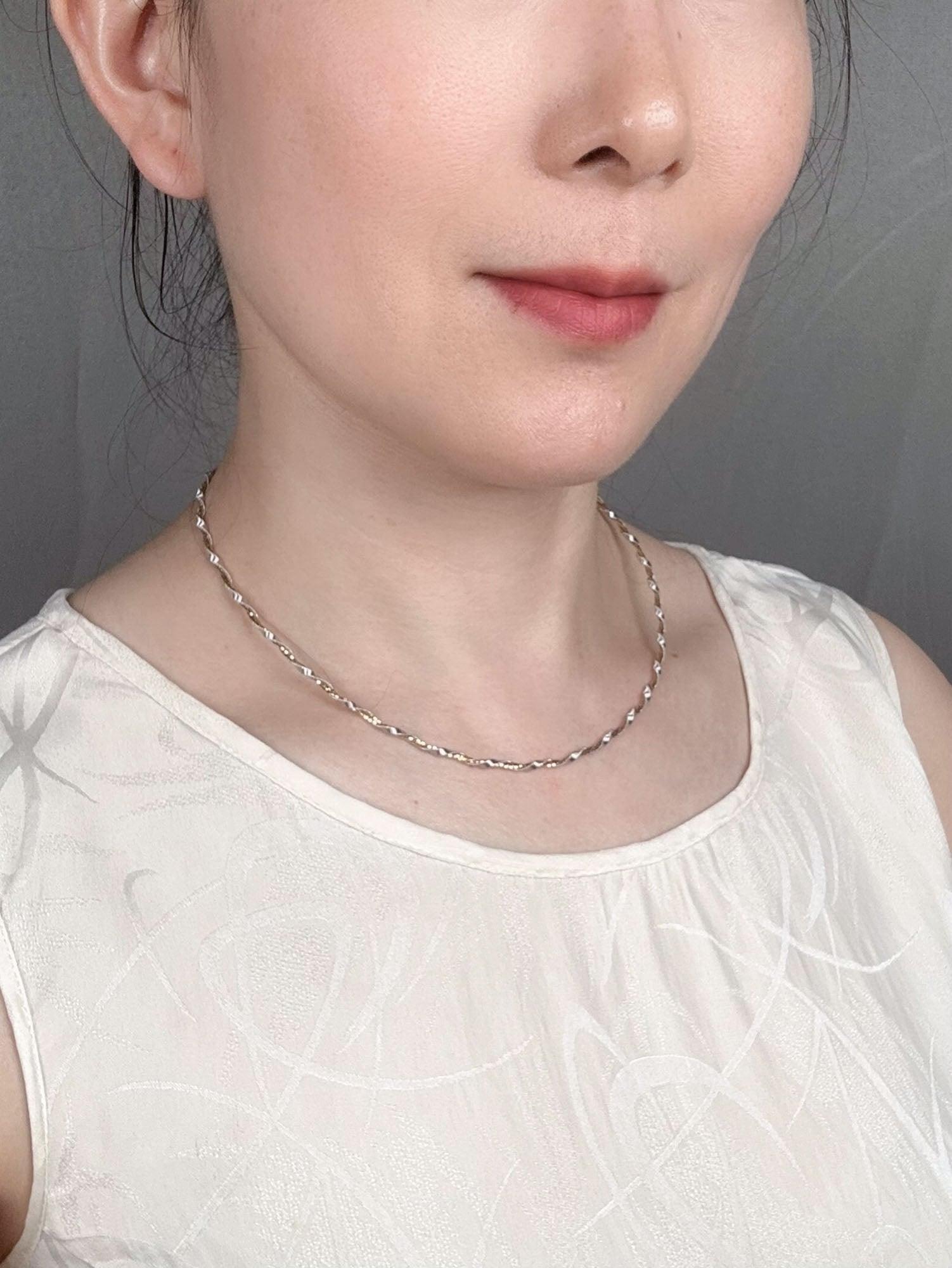 Collana girocollo a tre fili intrecciati in oro giallo e bianco 18K 9,43g R4615 in vendita 2