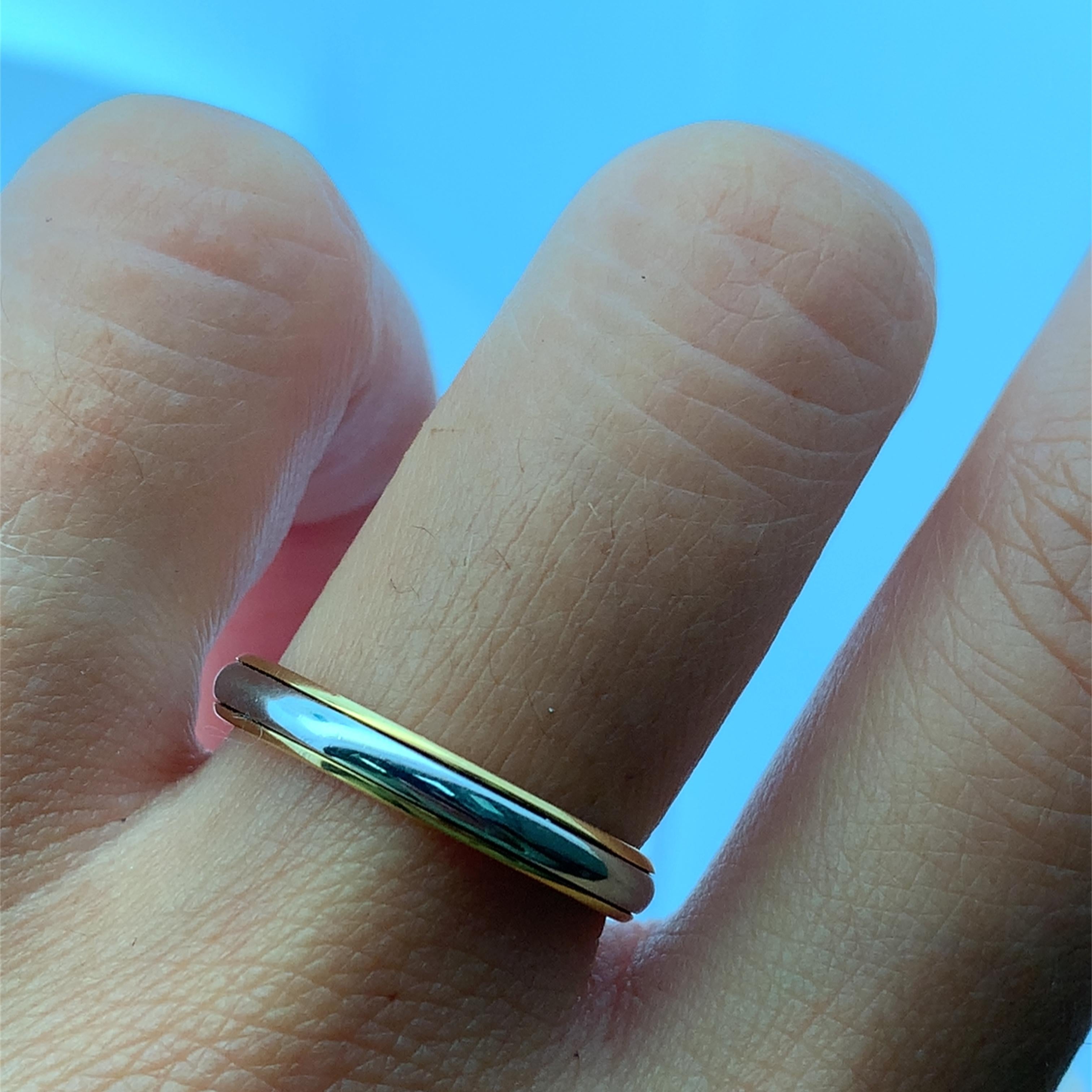 Réalisée en or bicolore classique 18 carats jaune et blanc, cette alliance intemporelle présente un design élégant et raffiné. La bague présente une incrustation contrastée de métal précieux jaune et blanc, offrant un équilibre harmonieux et une