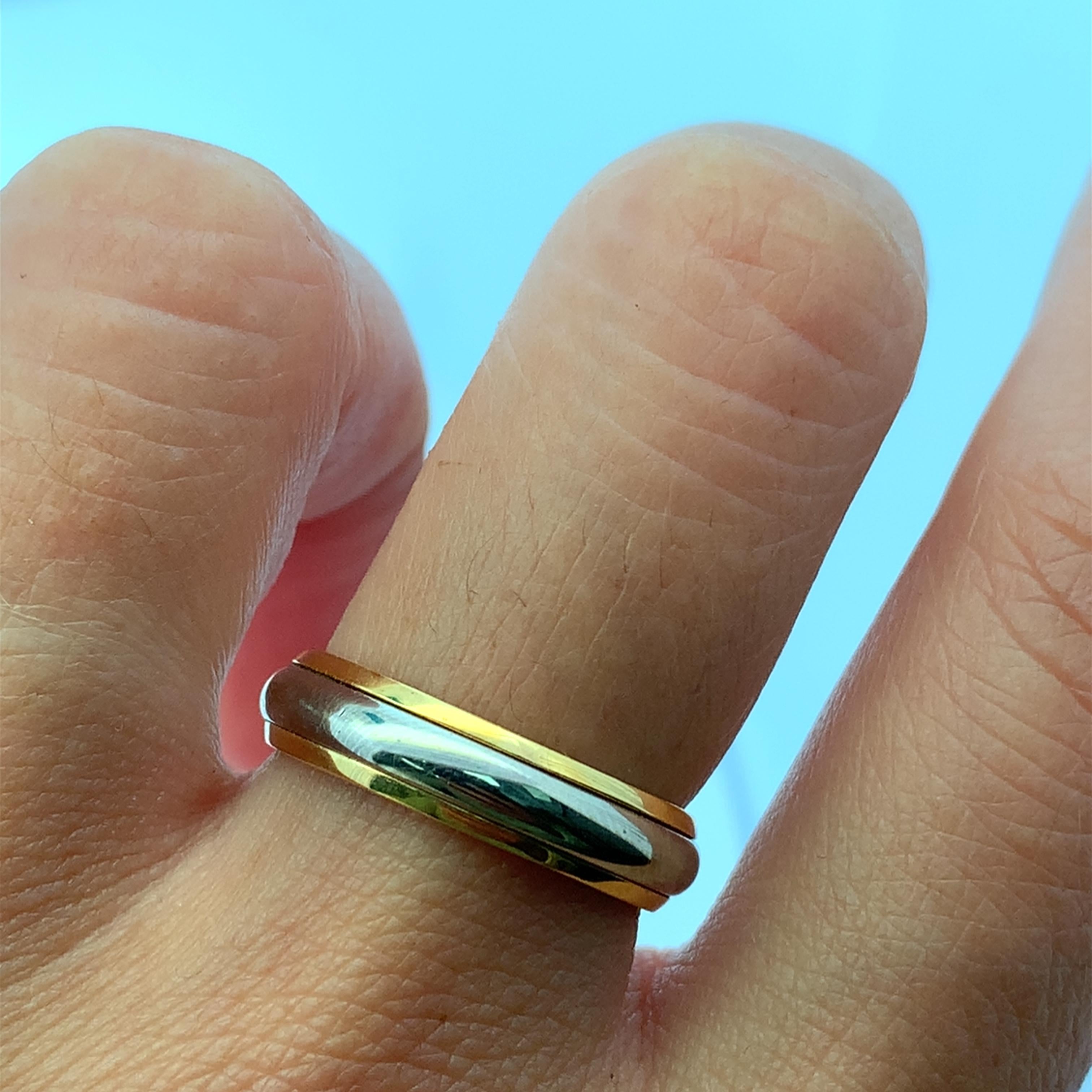Cette alliance de style classique se compose d'une bande brillante en or jaune et blanc 18 carats, complétée par une incrustation élégante de métal contrastant. Symbole intemporel d'engagement, son design durable reflète la nature pérenne de l'amour