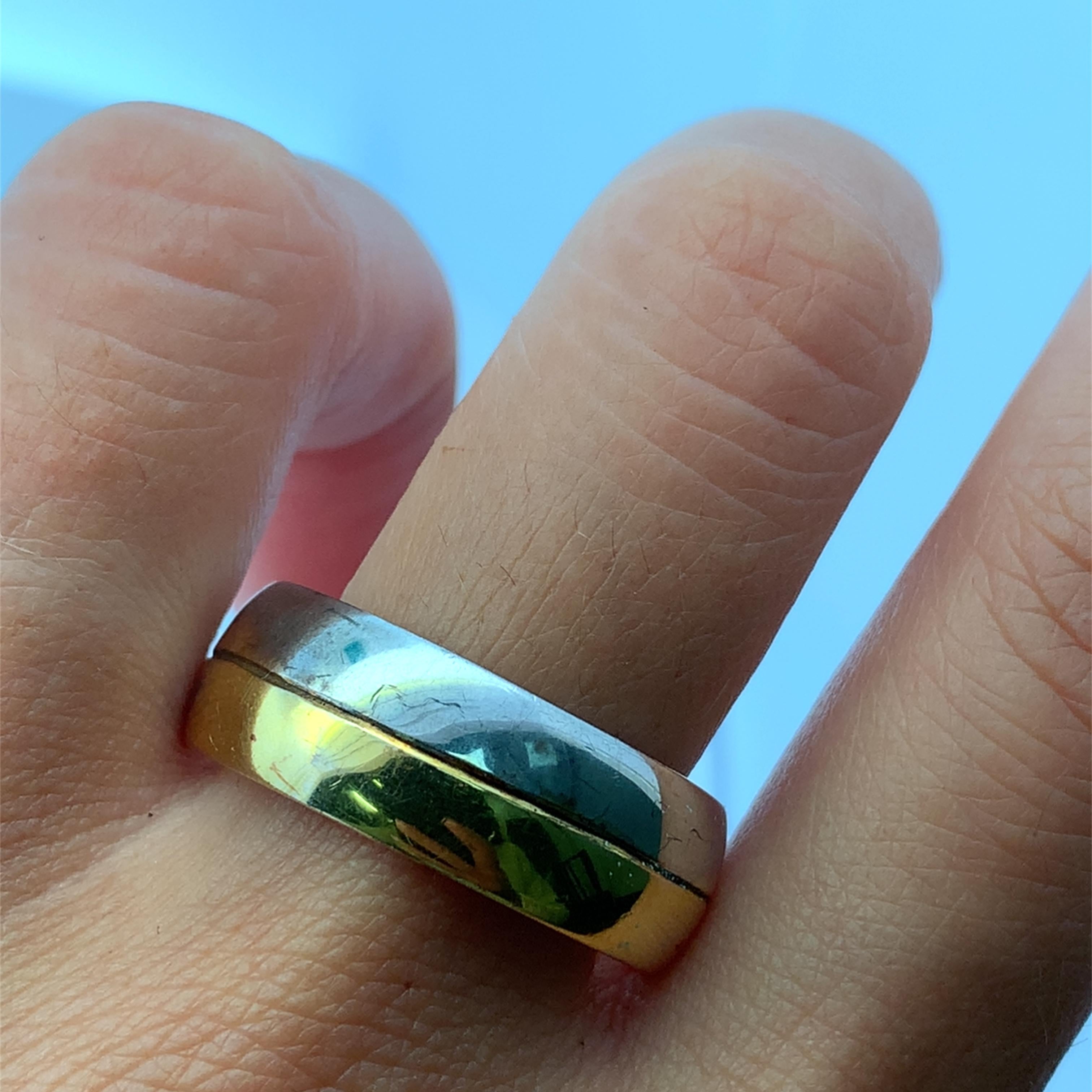 Eleg, l'élégance classique avec cette bague à anneau bicolore. Conçue avec un contraste saisissant, cette bague présente un revêtement lustré de 18 carats.  Le dessus est en or jaune et blanc et la base est bicolore et distinguée. Large et chunky