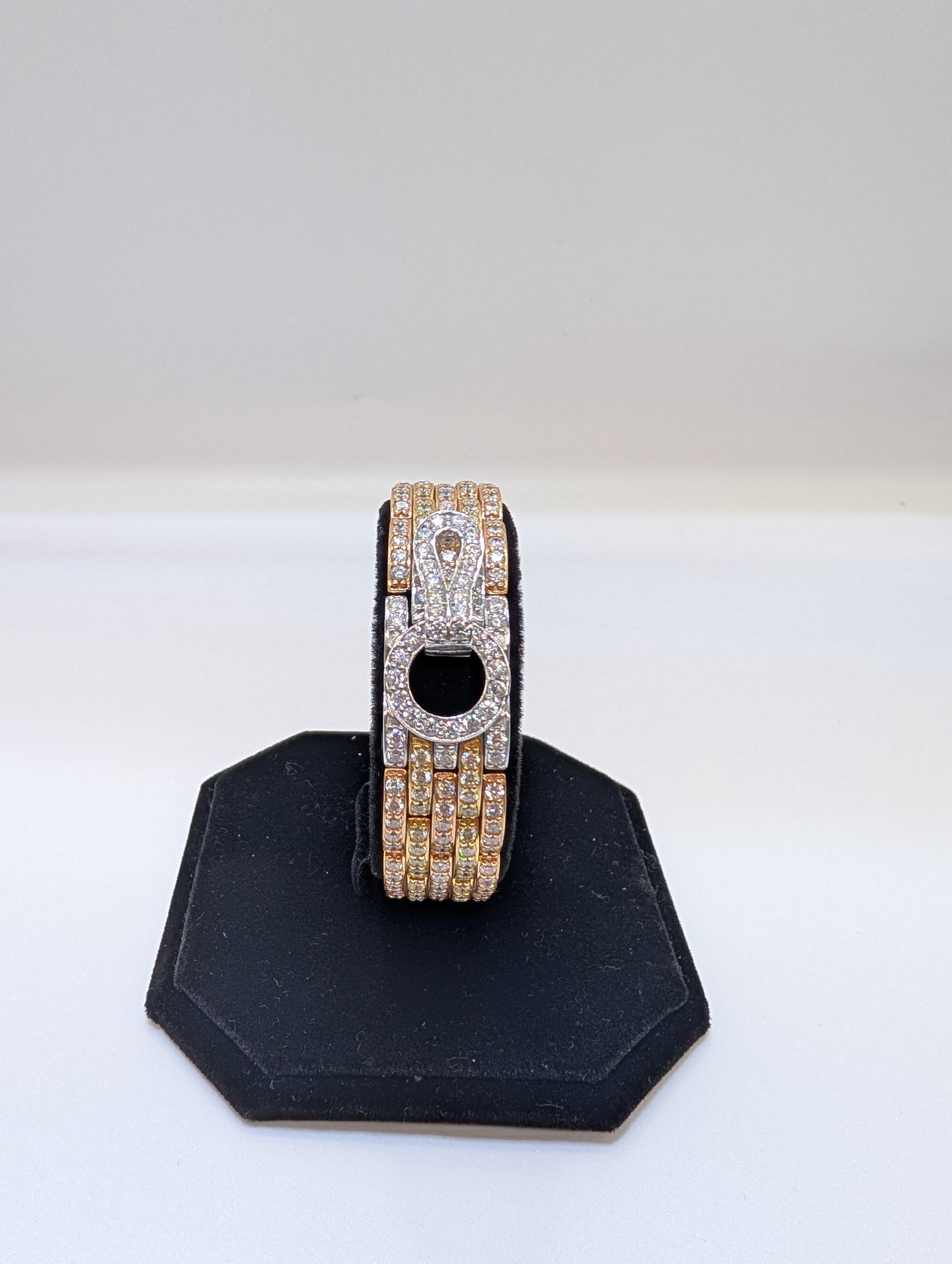 18 Karat Yellow & White Gold Art Deco Diamond Toggle Bracelet – 13.67 Carats

A breathtaking nod to Art Deco elegance, this exquisite bracelet is crafted from rich 18 karat yellow gold with a contrasting white gold toggle clasp. Showcasing a