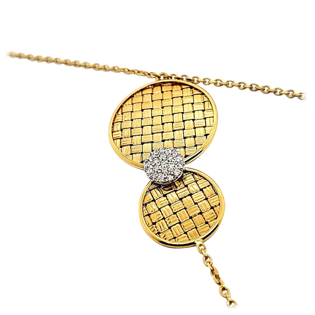 18k Gelb- und Weißgold gewebt Station Halskette mit einem Diamanten 0,11 Karat

Ein sorgfältig gewebtes Design, bei dem 18 Karat Gelb- und Weißgold nahtlos ineinander übergehen. 

Im Mittelpunkt steht ein funkelnder 0,11-Karat-Diamant, der sich