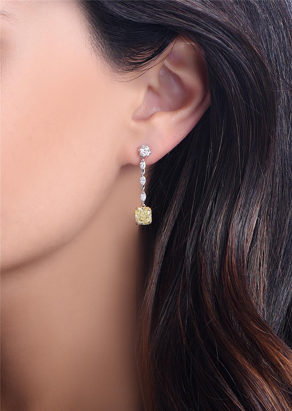 18 Karat Yellow and White Gold Yellow Diamond Dangle Earrings In Excellent Condition In New York, NY