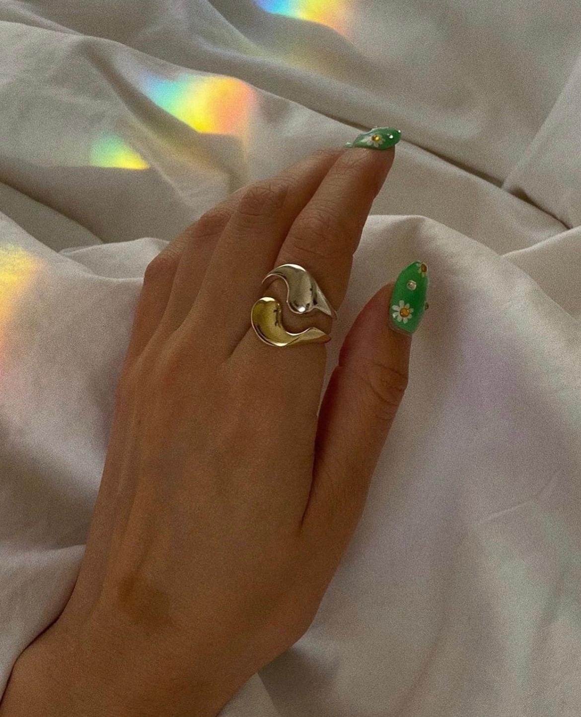 Yin Yang-Ring aus 18 Karat Gelb- und Weißgold im Zustand „Neu“ im Angebot in Los Angeles, CA