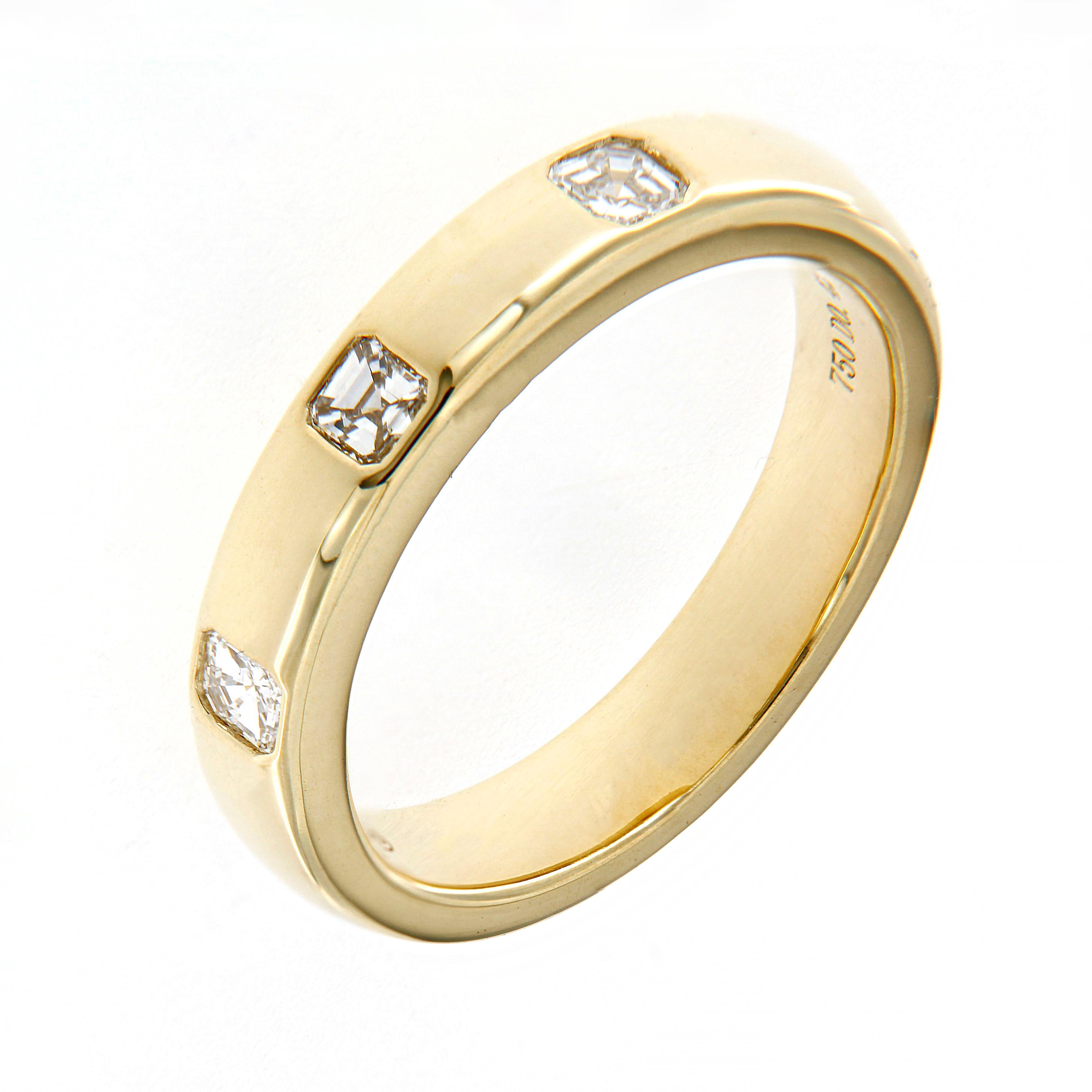 Expression intemporelle de l'élégance, ce bracelet fantaisie en or jaune 18 carats est orné d'une étonnante série d'émeraudes de taille carrée, méticuleusement incrustées sur la moitié du tour du bracelet. 

Chaque émeraude est sélectionnée à la