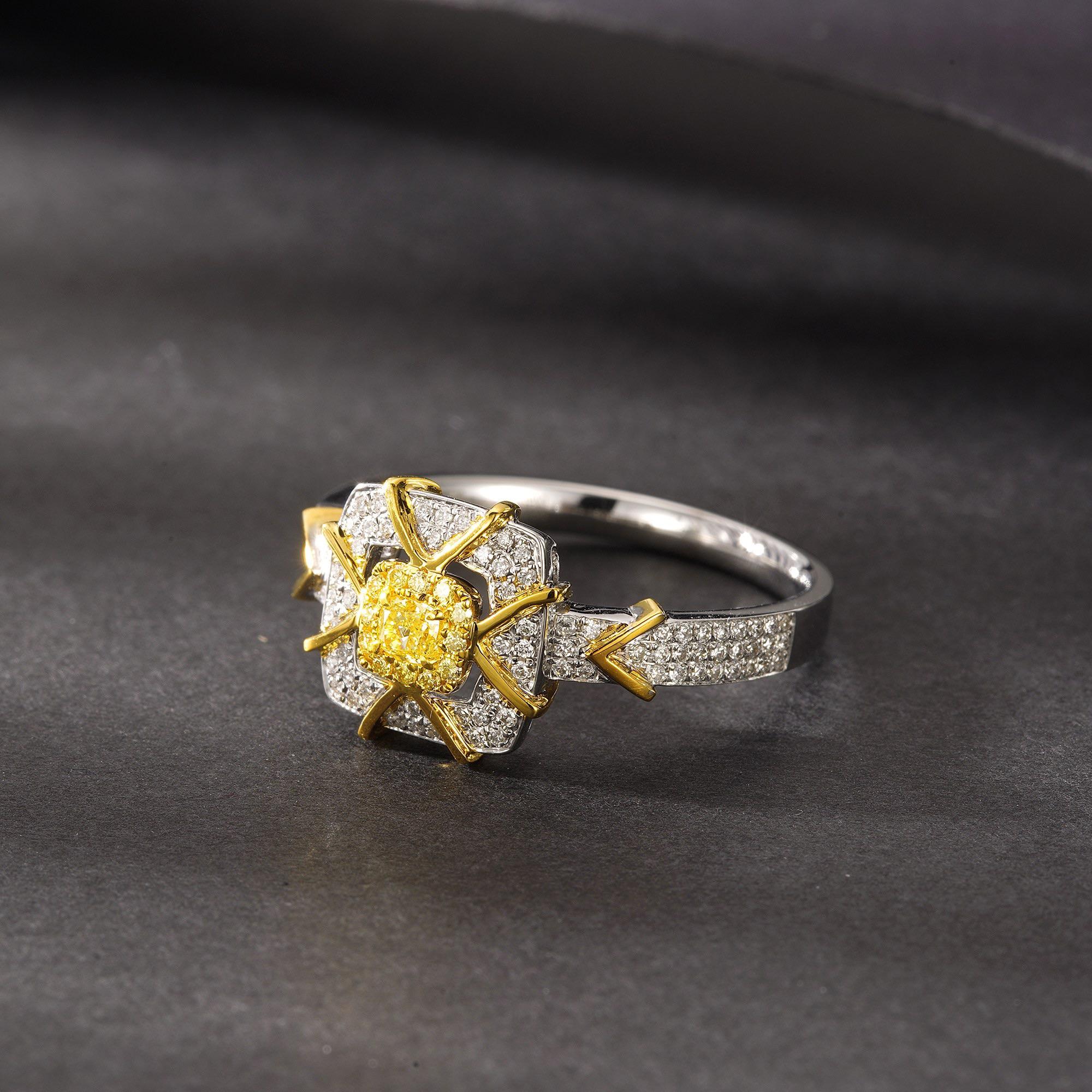Moderne Bague bicolore jaune 18 carats taillée en coussin avec diamants naturels en vente