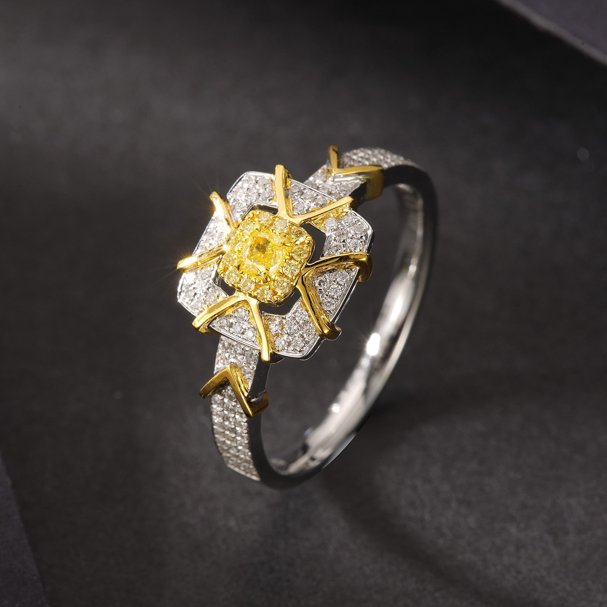 Taille coussin Bague bicolore jaune 18 carats taillée en coussin avec diamants naturels en vente