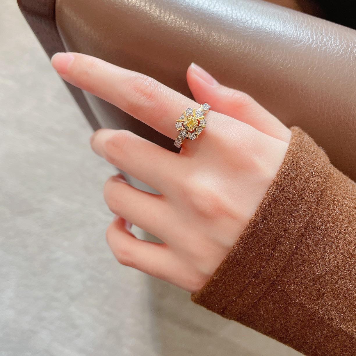 Bague bicolore jaune 18 carats taillée en coussin avec diamants naturels Neuf - En vente à Hong Kong, HK