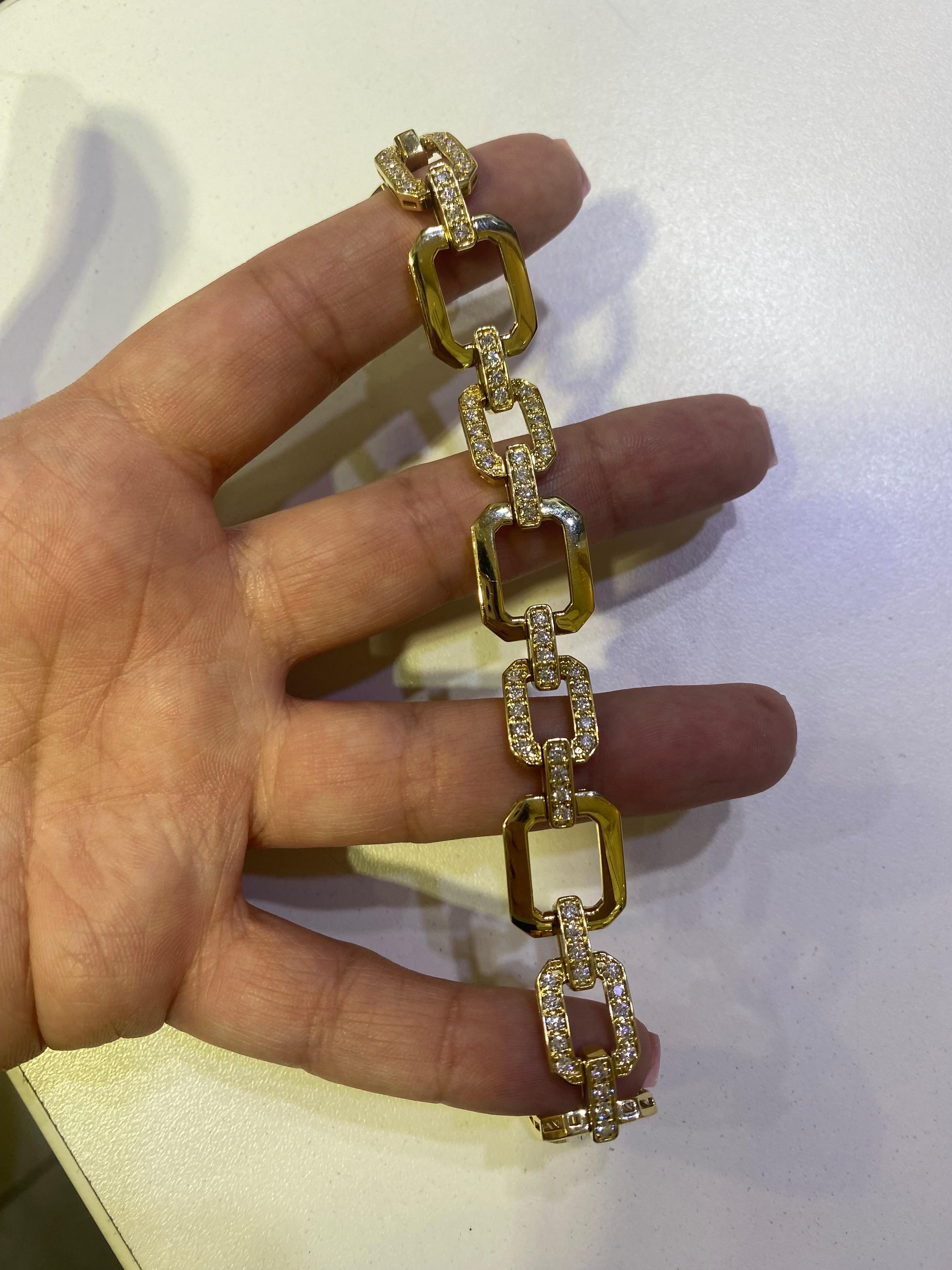 Bracelet à maillons en diamant serti en or jaune 18K. Le poids total en carats est de 2,73. La couleur des pierres est F, la pureté est VS1-VS2. Le bracelet mesure 7 pouces standard. 