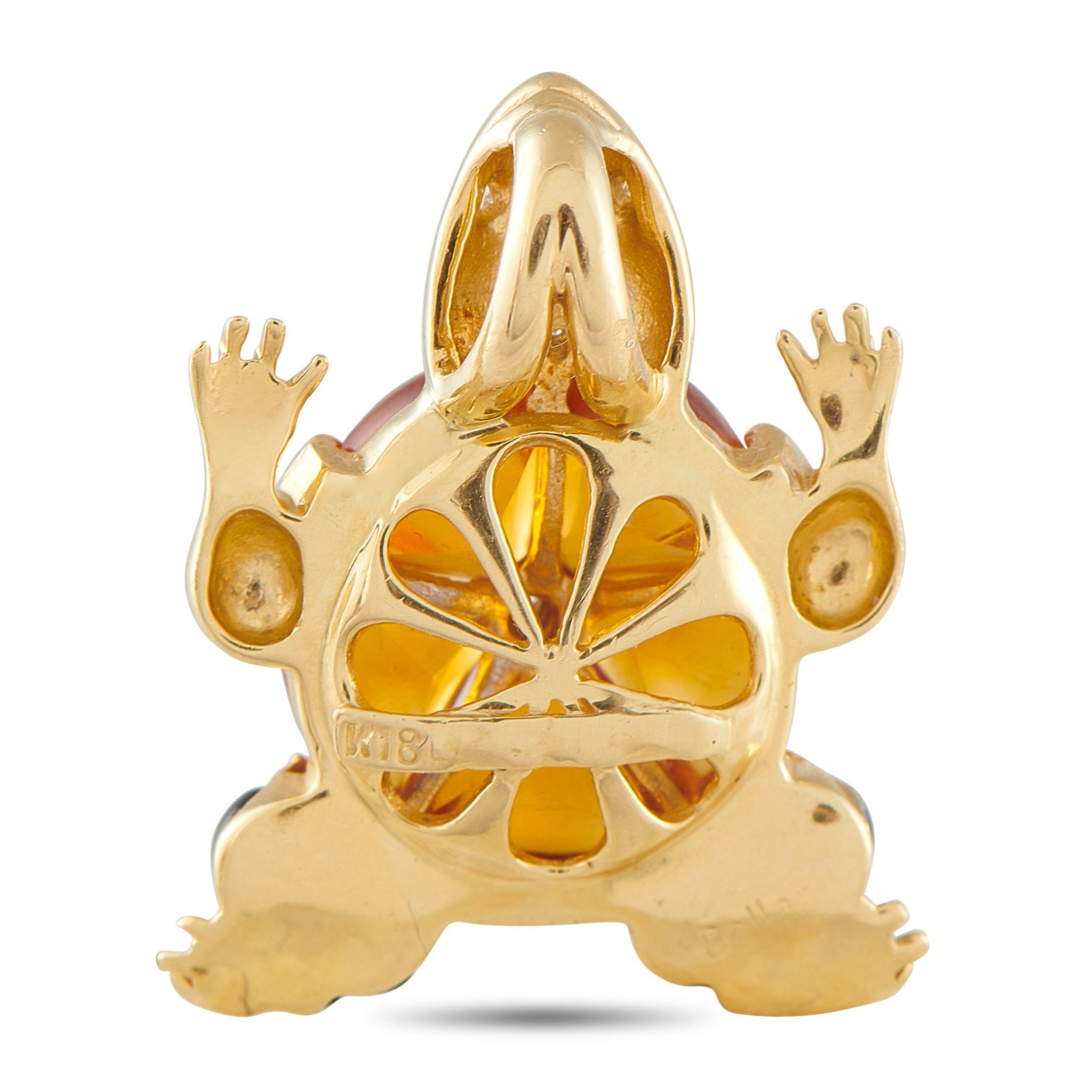 Este colgante de oro amarillo de 18 quilates añadirá al instante un toque de encanto a cualquier conjunto. Diseñado para parecerse a una tortuga, el caprichoso diseño cobra vida gracias a una cautivadora piedra central de Citrino. Los detalles de