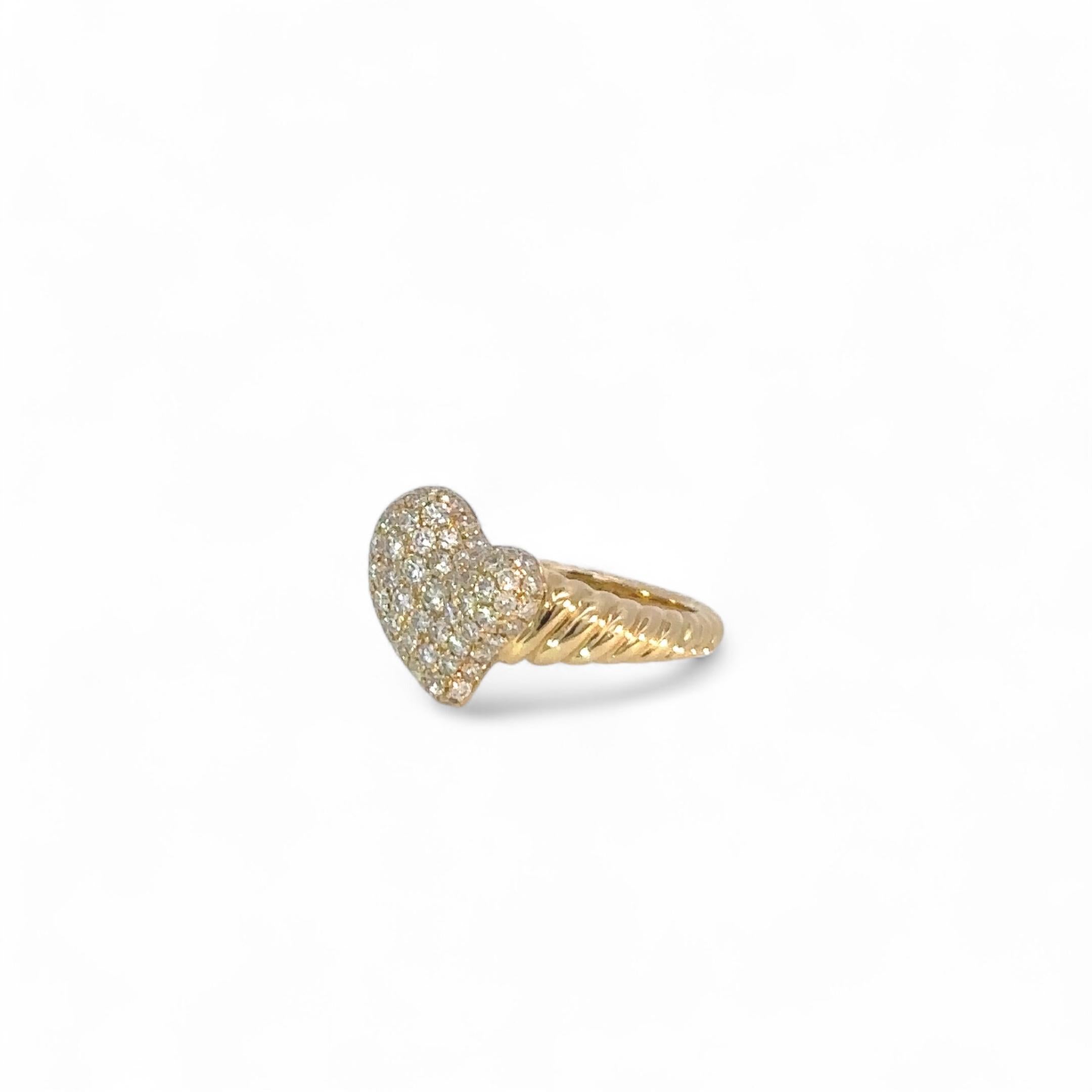 Realza tu elegancia con este encantador anillo para el meñique, meticulosamente elaborado en oro amarillo de 18 quilates. Con un peso de 3,39 gramos, encarna un arte exquisito. La pieza central es un adorable corazón adornado con 0,85 quilates de
