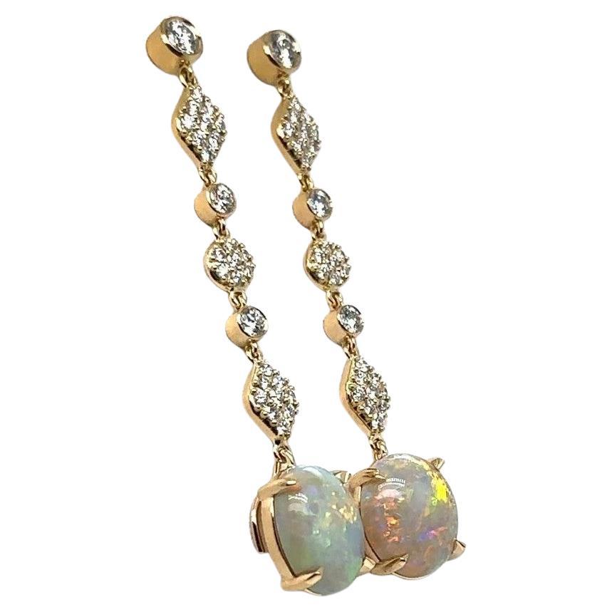 Orecchini pendenti in giallo 18K con diamanti e opale nero
Metallo: Oro giallo 18 carati
Info sul diamante: 
     G/VS 50 Diamanti Brillanti Rotondi da .85 ct.
     2 x 3,7 mm 0,19pt. = 0,38 ct.
     4 x 2,9 mm 0,09pt = 0,36 ct.

Peso totale dei