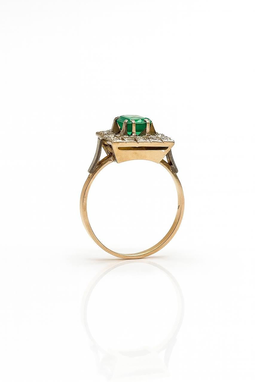18k Yellow Emerald Diamond Ring. In condizioni ottime in vendita a Firenze, FI