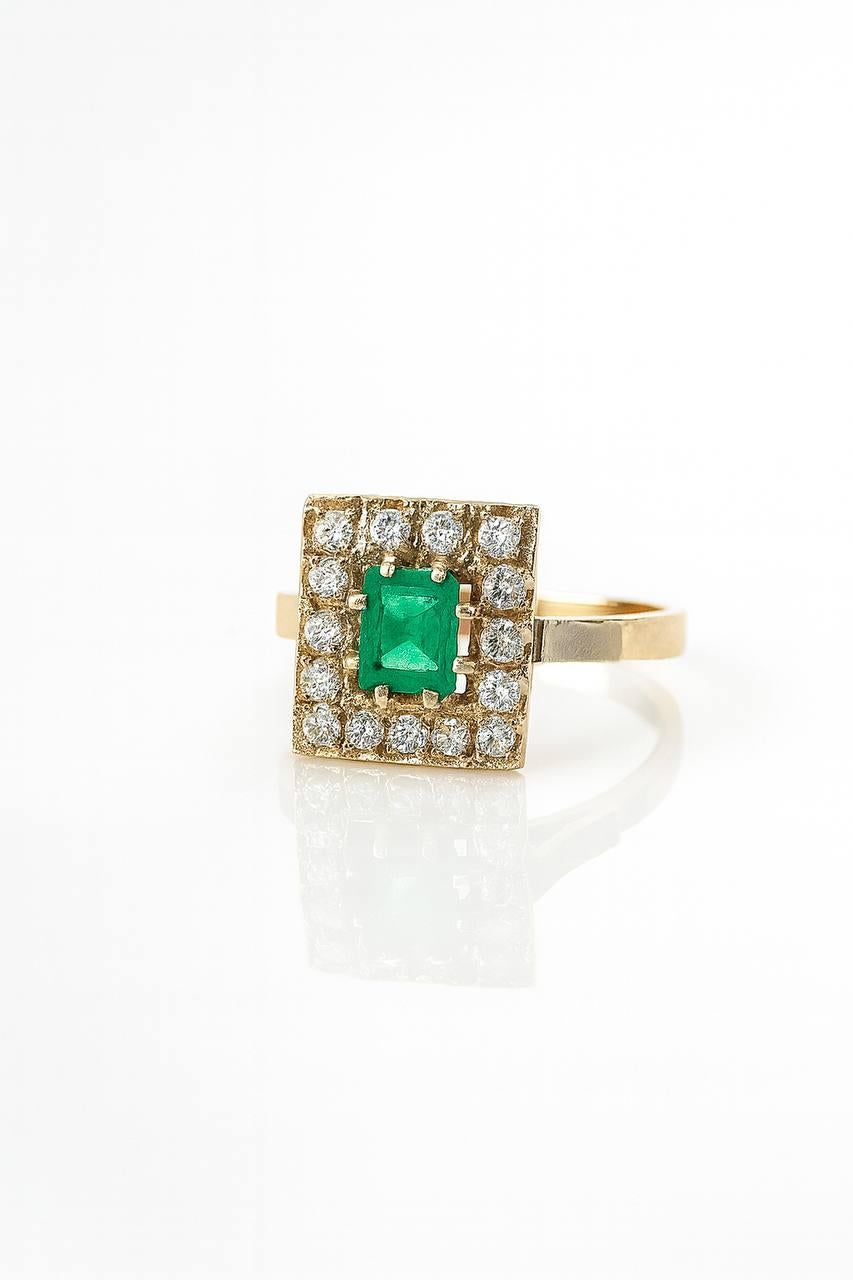 da uomo o donna 18k Yellow Emerald Diamond Ring. in vendita