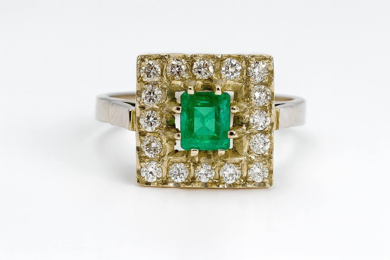 18k Yellow Emerald Diamond Ring. in vendita 1