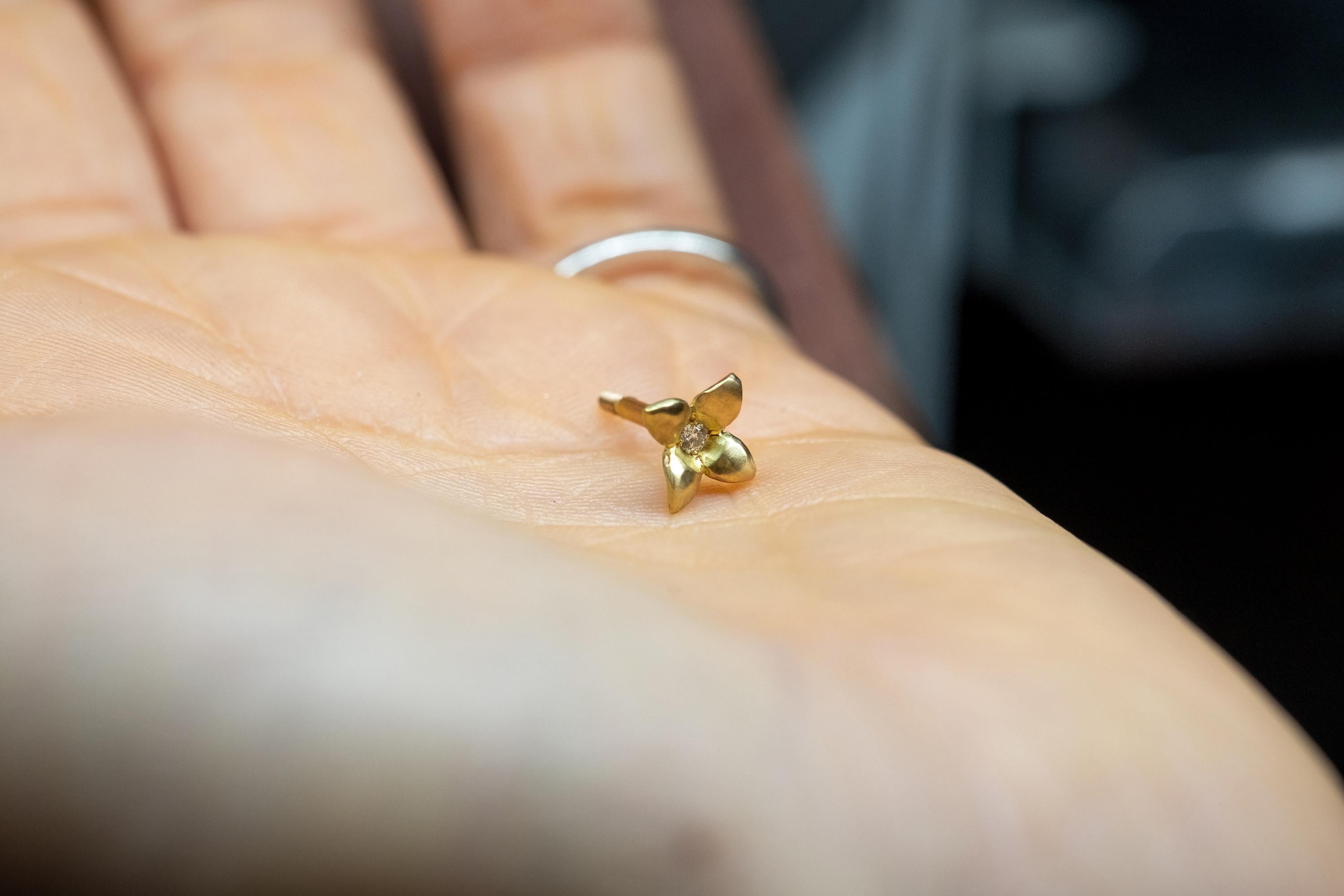 18 Karat Gelbgold, gemaserte Diamanten, Canadamark, handgefertigt, Blume durchbohrt #10 im Angebot 3
