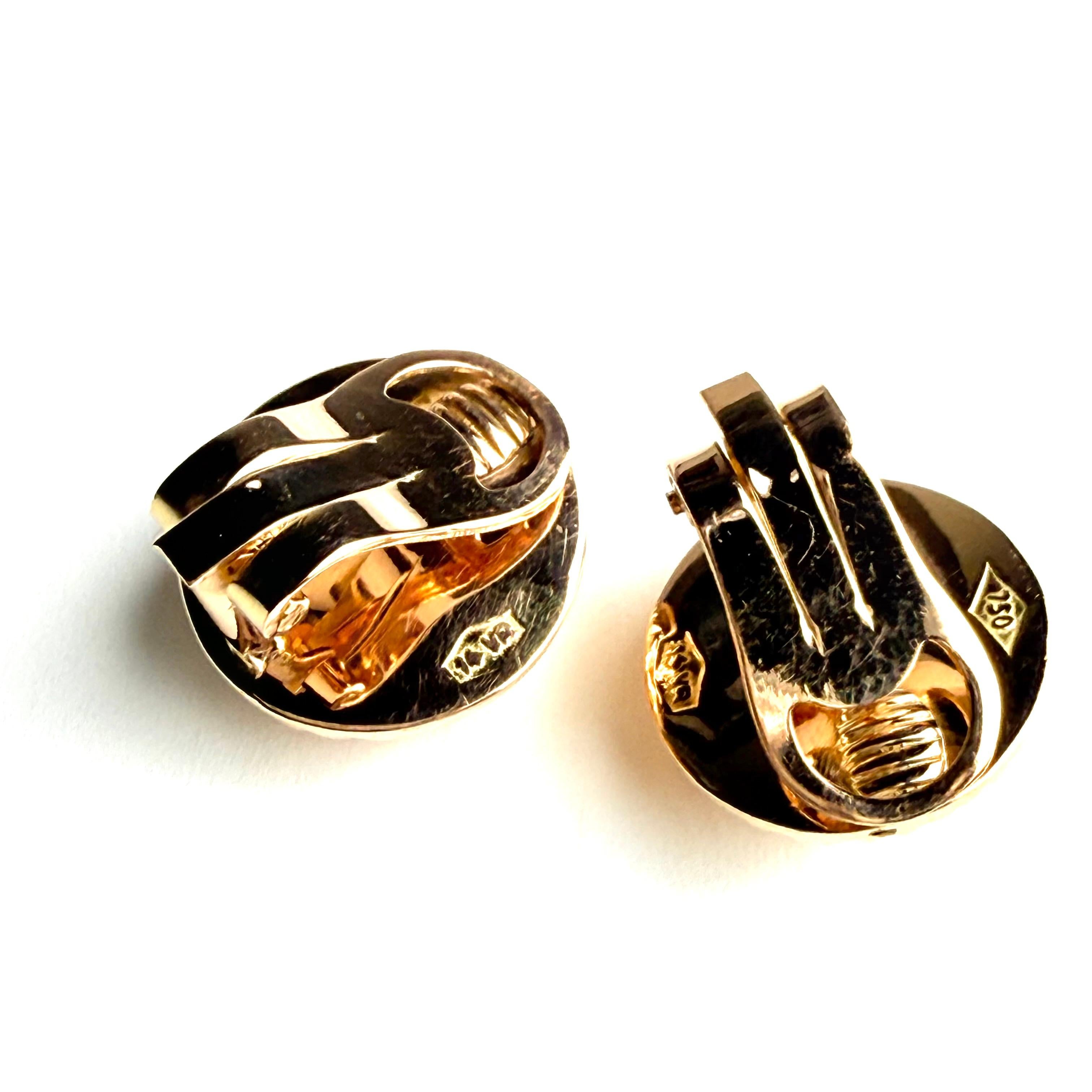 Moderne Clips d'oreilles à levier en or jaune cannelé 18K 0,60 pouce par 0,50 pouce en vente