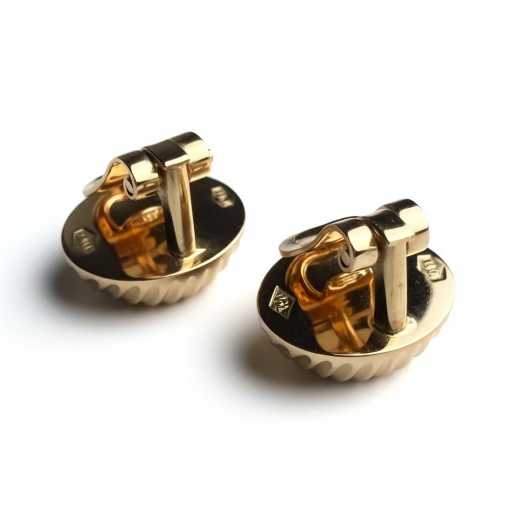 Clips d'oreilles à levier en or jaune cannelé 18K 0,60 pouce par 0,50 pouce Unisexe en vente