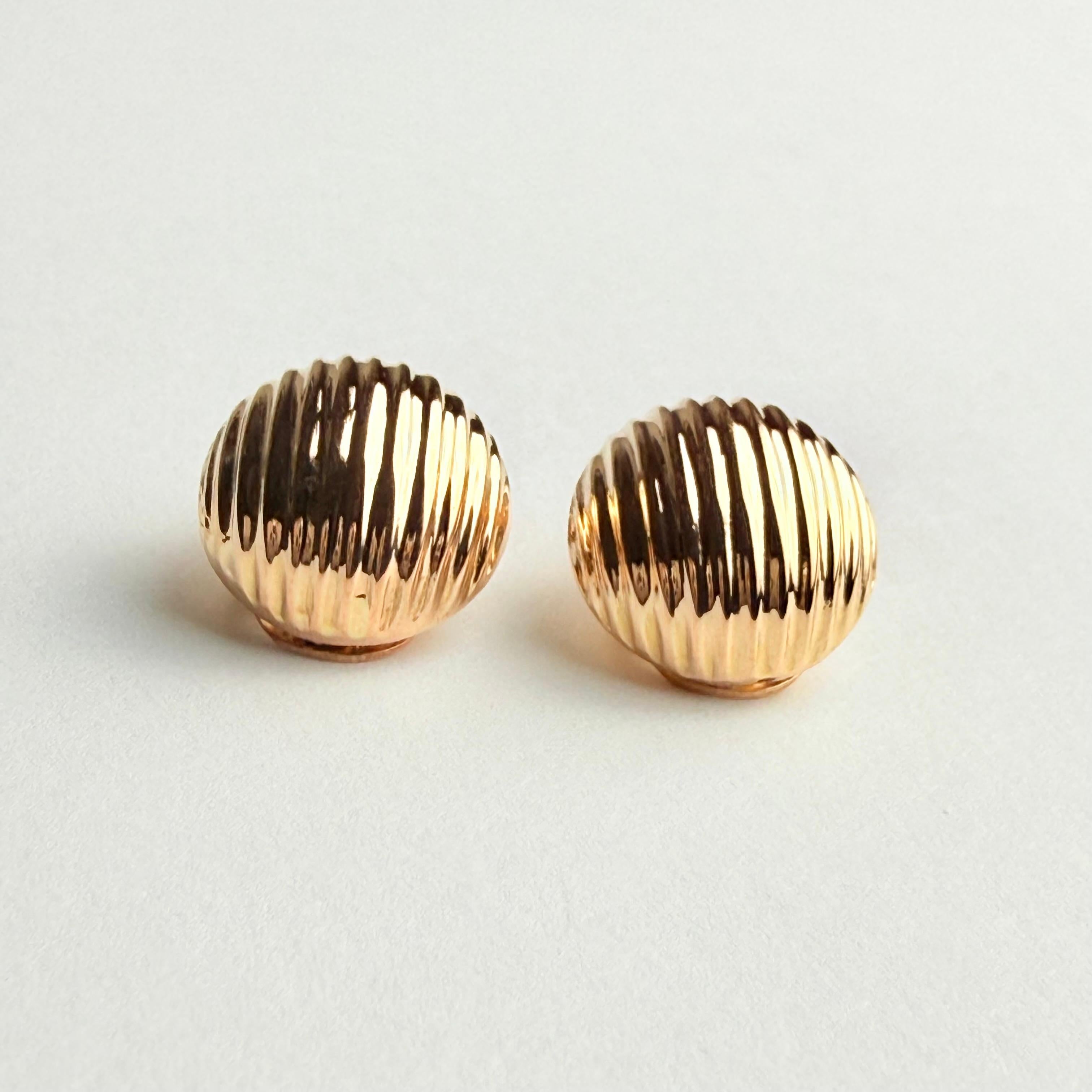 Clips d'oreilles à levier en or jaune cannelé 18K 0,60 pouce par 0,50 pouce en vente 5