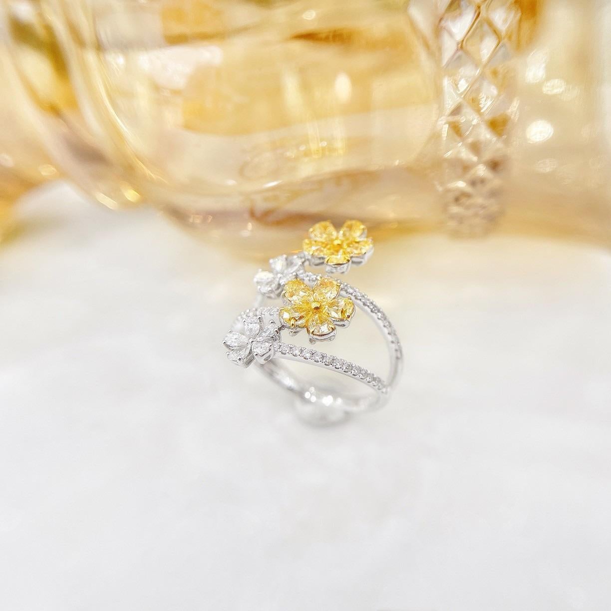 Taille ronde Bague double fleur à quatre couches jaune 18 carats avec diamants naturels en vente