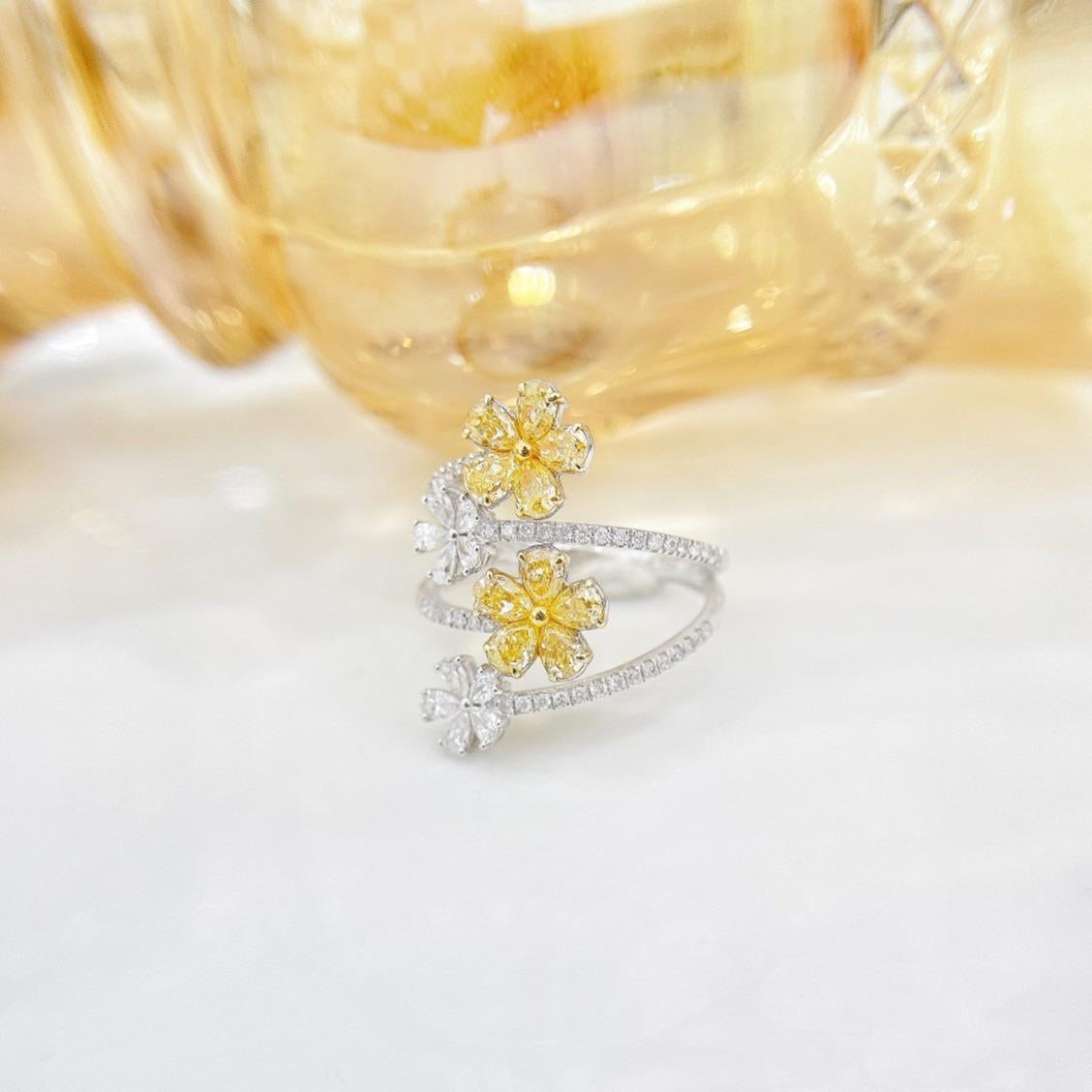Bague double fleur à quatre couches jaune 18 carats avec diamants naturels Neuf - En vente à Hong Kong, HK