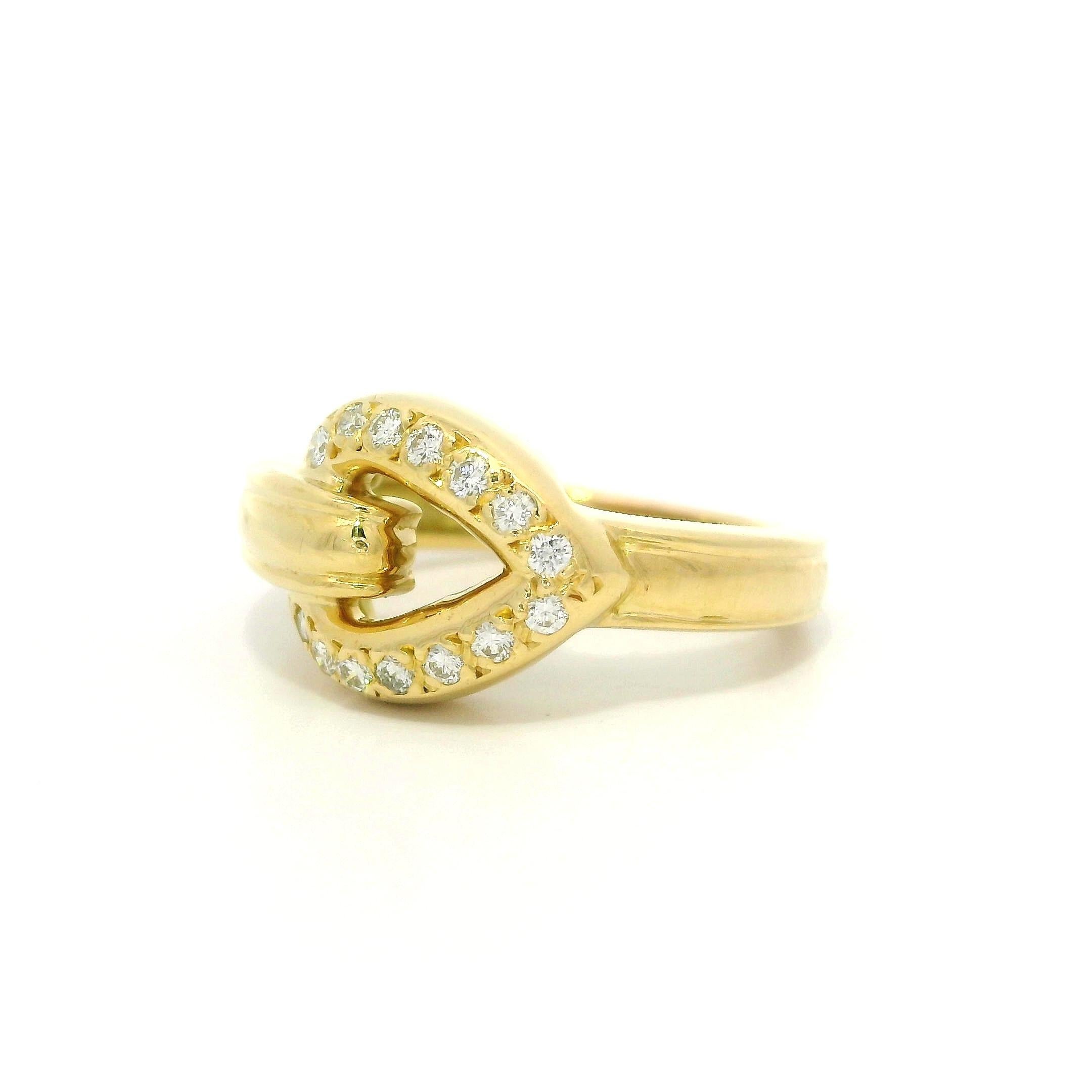 Anello con fibbia a cuore in oro giallo 18 carati con diamante da 0,12 carati ben fatto In condizioni ottime in vendita a Montclair, NJ