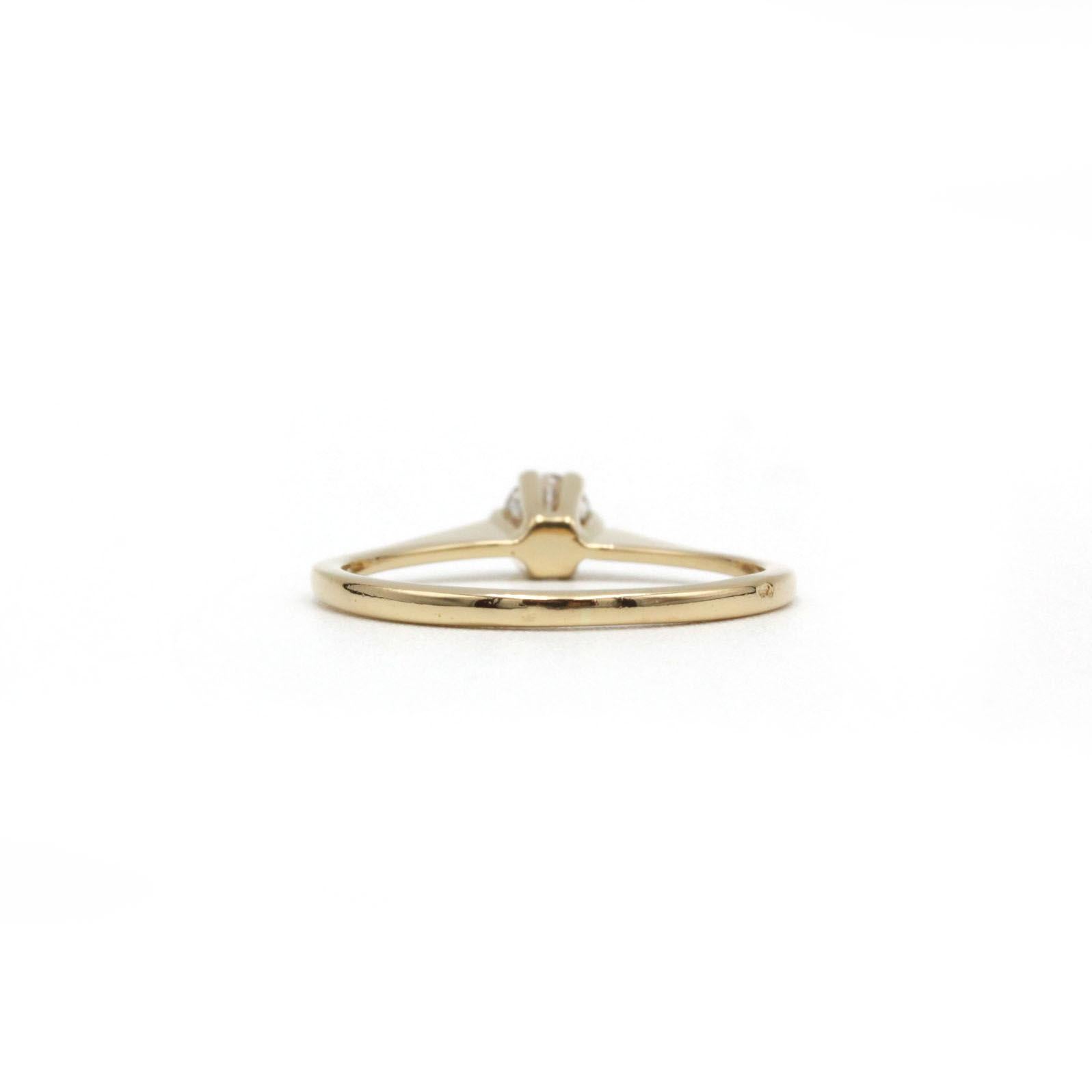 Contemporain Bague solitaire minimaliste en or jaune 18 carats, diamants 0,20 carat H SI en vente