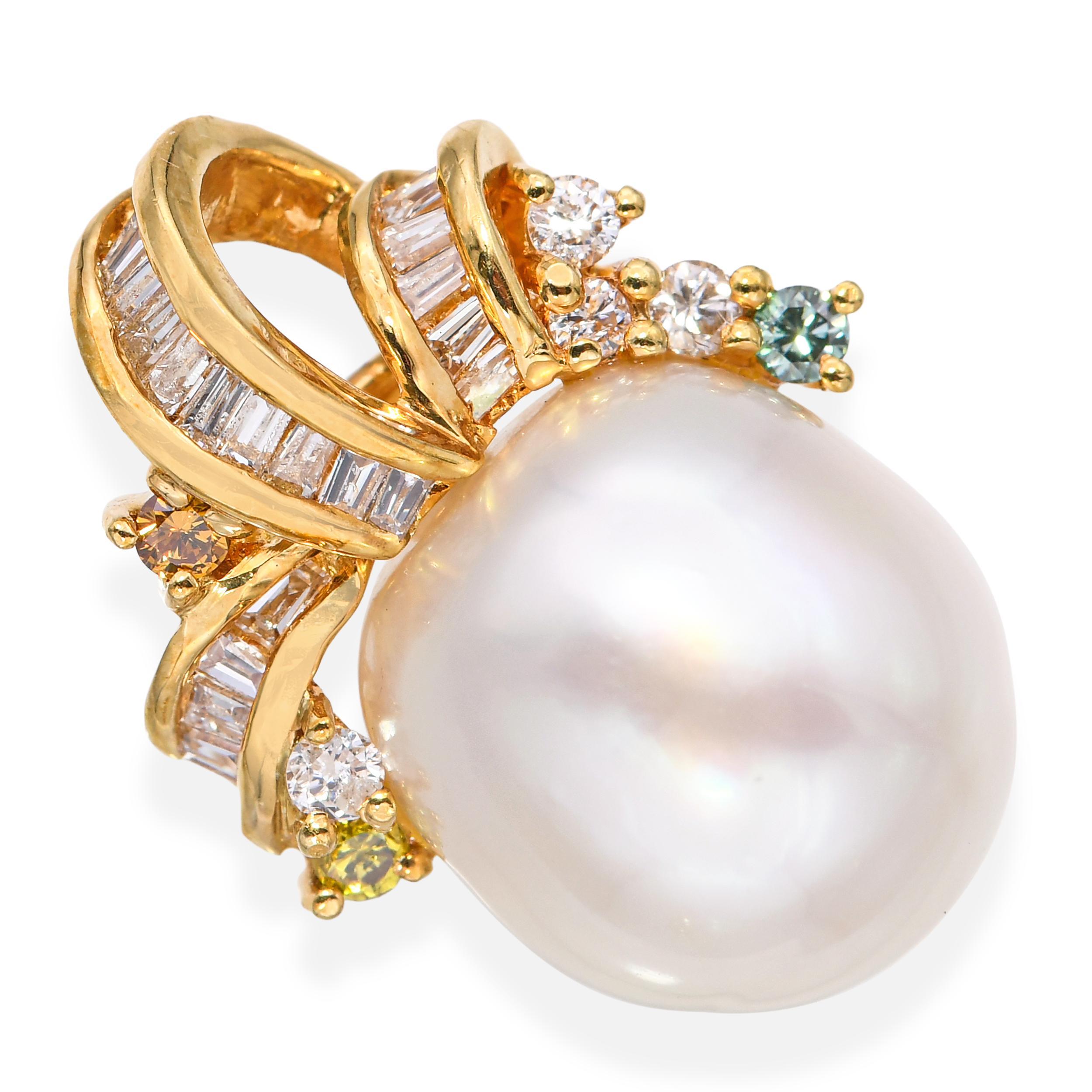 Ce pendentif en or jaune 18 carats présente une belle combinaison de perles et de diamants de couleur totalisant 0,26 carats. Les diamants blancs apportent une brillance classique, tandis que les diamants jaunes, bleus et verts introduisent une