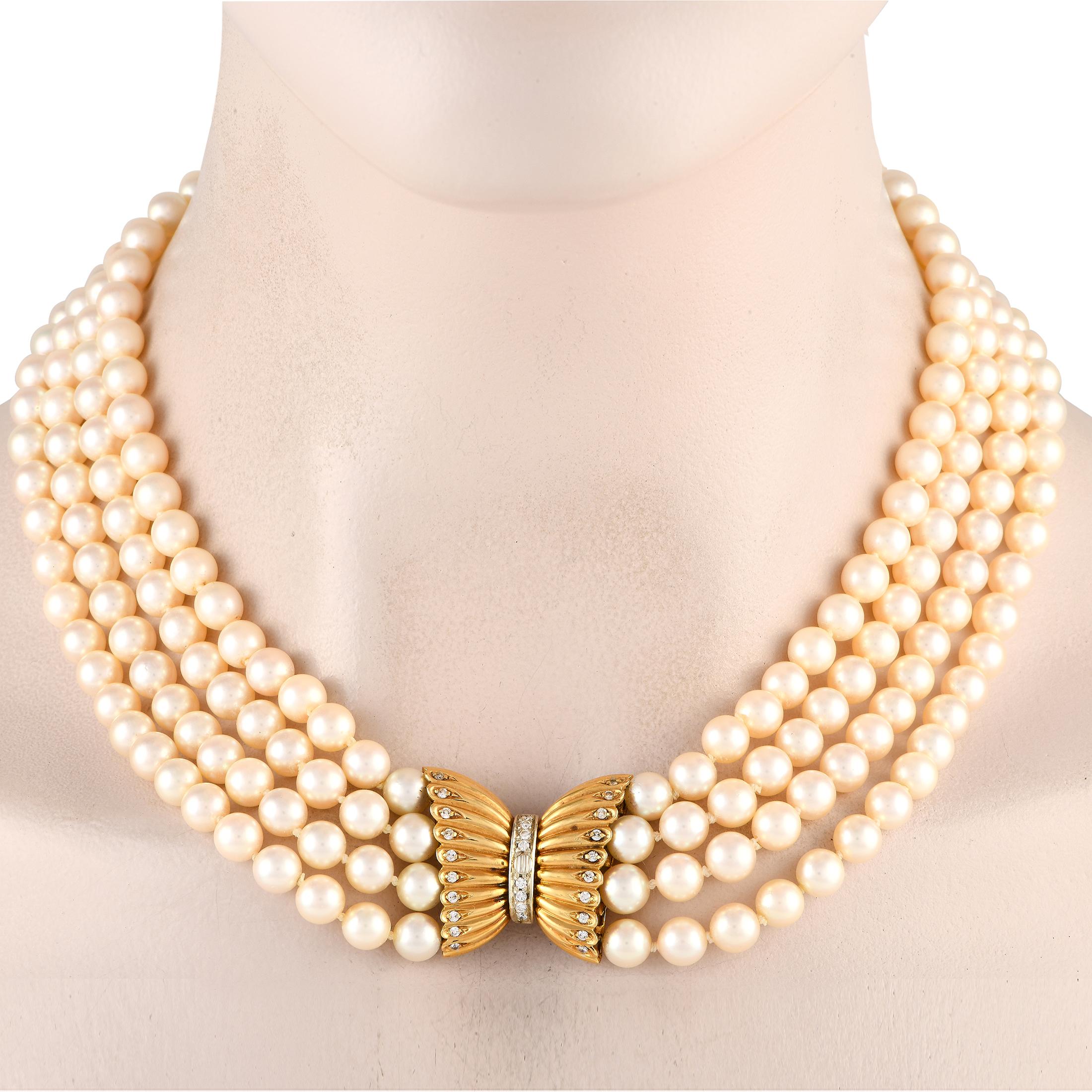 Es ist unmöglich, den herrlichen Glanz dieser Halskette zu übersehen. Dieser fabelhafte Halsschmuck besteht aus vier Strängen mit 7,5 mm großen Perlen, die mit einem diamantbesetzten 18-karätigen Gelbgold-Verschluss mit Schleifenmotiv verschlossen