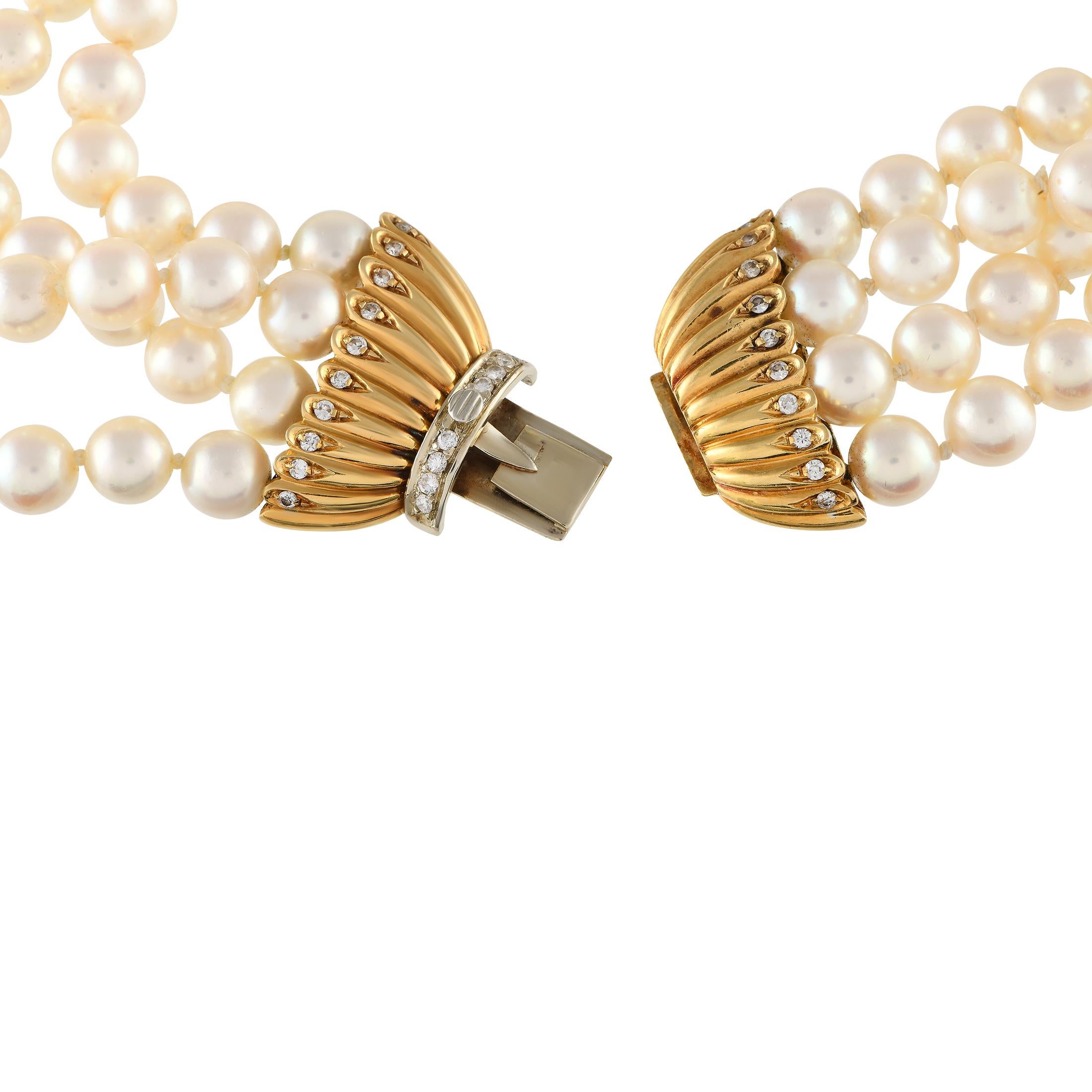 Taille ronde Collier de 4 brins de perles en or jaune 18 carats avec diamants 0,35 carat en vente