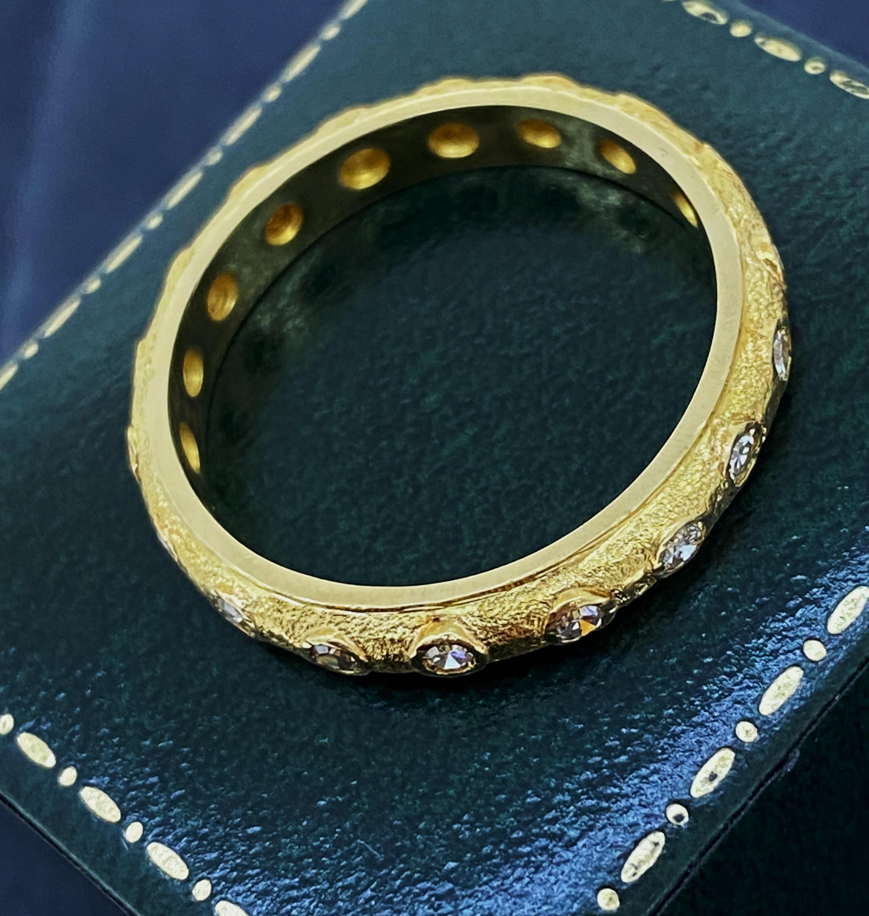 Oro giallo 18 carati e diamante da 0,40 carati (x 12) Anello europeo di eternità da 4 mm fatto a mano in vendita 4