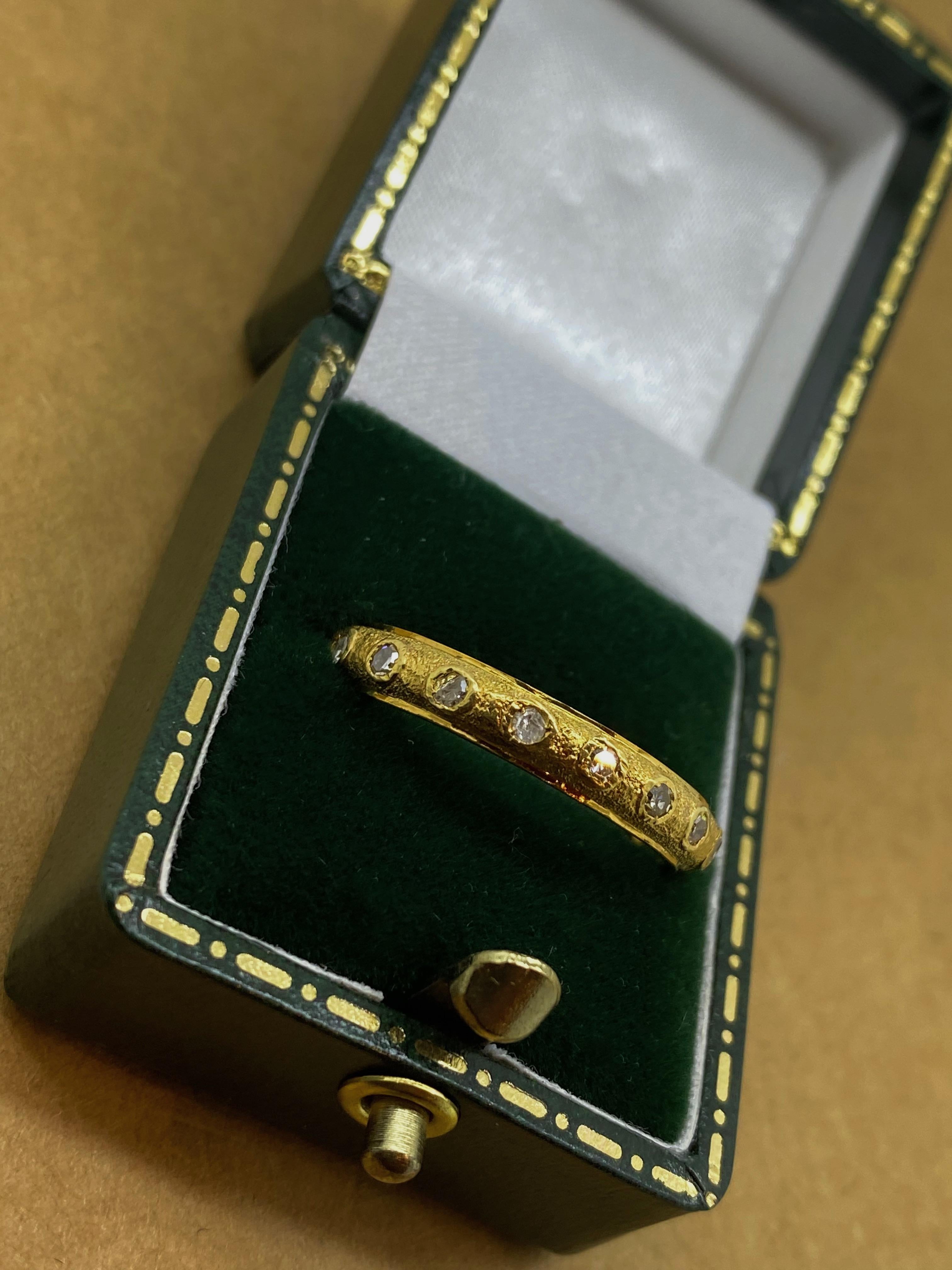 Rétro Oro giallo 18 carati e diamante da 0,40 carati (x 12) Anello europeo di eternità da 4 mm fatto a mano in vendita
