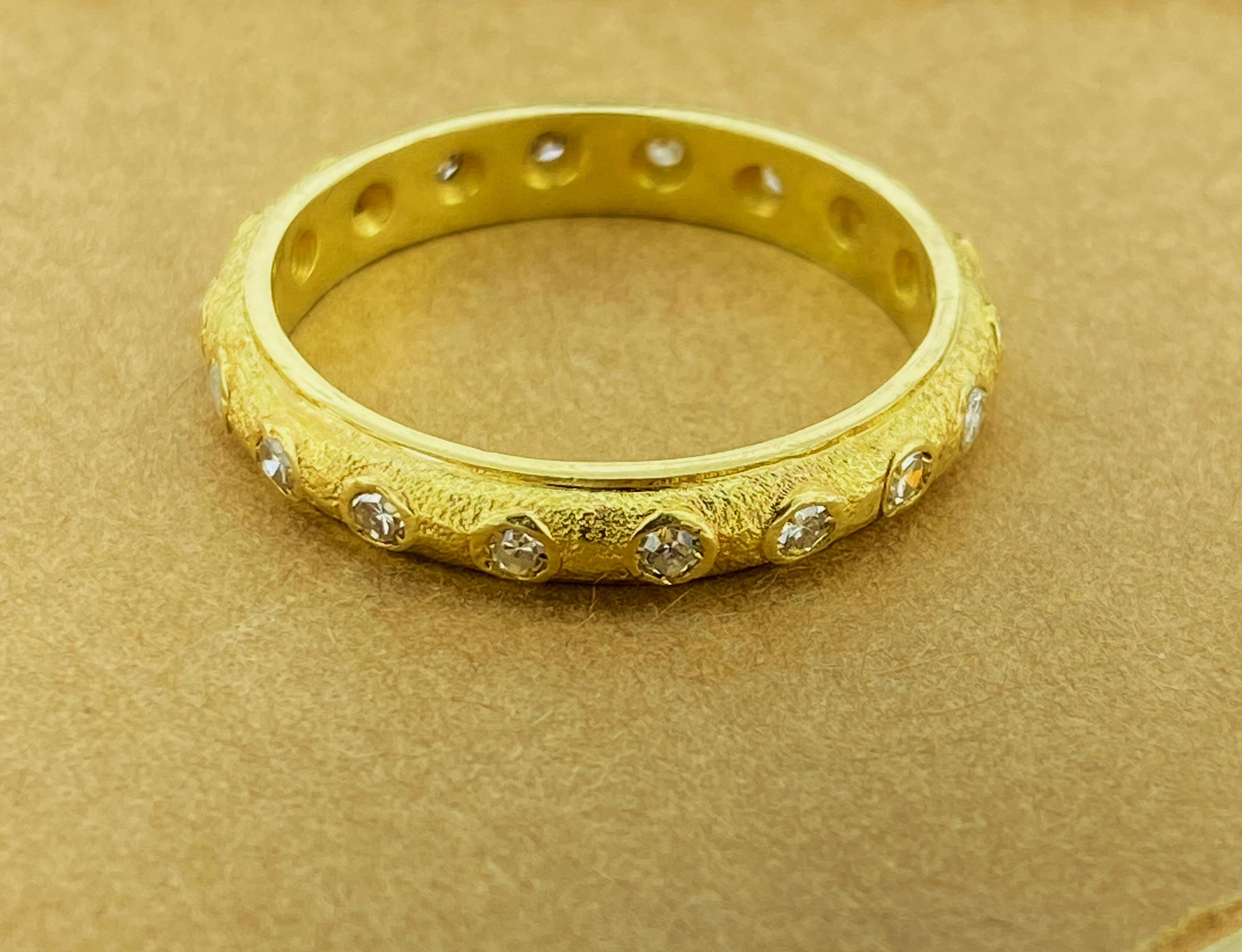 Oro giallo 18 carati e diamante da 0,40 carati (x 12) Anello europeo di eternità da 4 mm fatto a mano in vendita 1