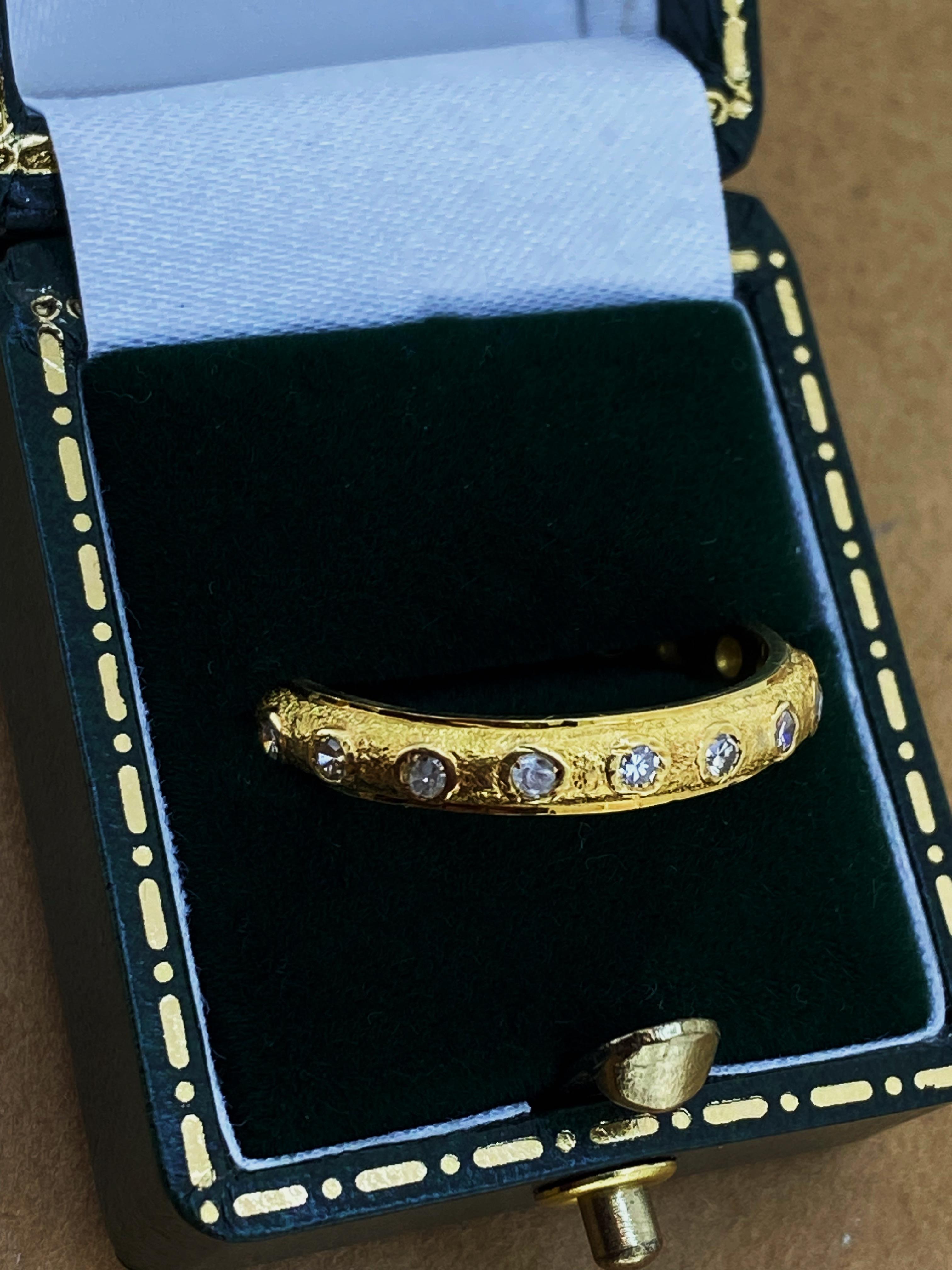 Oro giallo 18 carati e diamante da 0,40 carati (x 12) Anello europeo di eternità da 4 mm fatto a mano in vendita 2