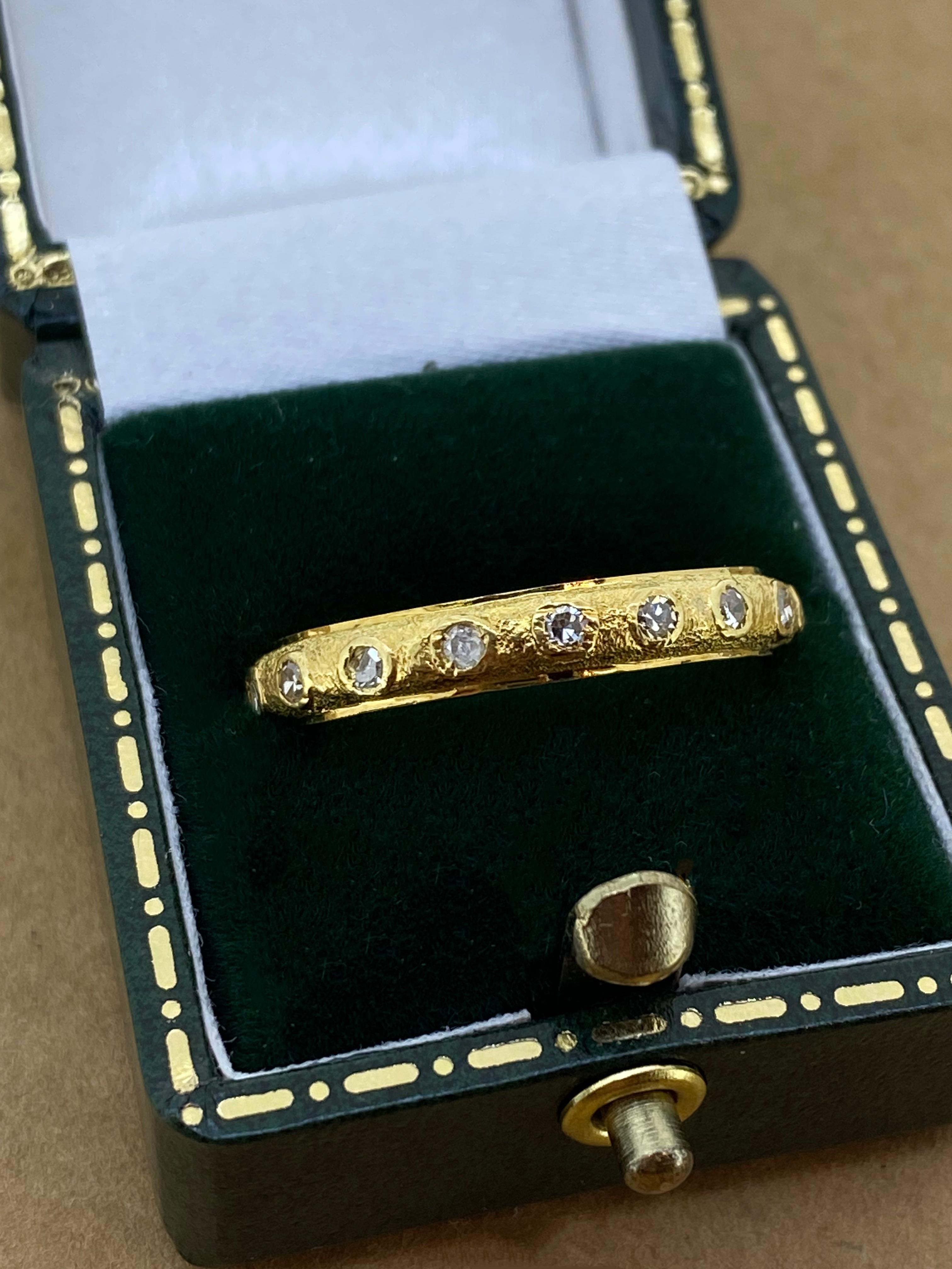 Oro giallo 18 carati e diamante da 0,40 carati (x 12) Anello europeo di eternità da 4 mm fatto a mano in vendita 3