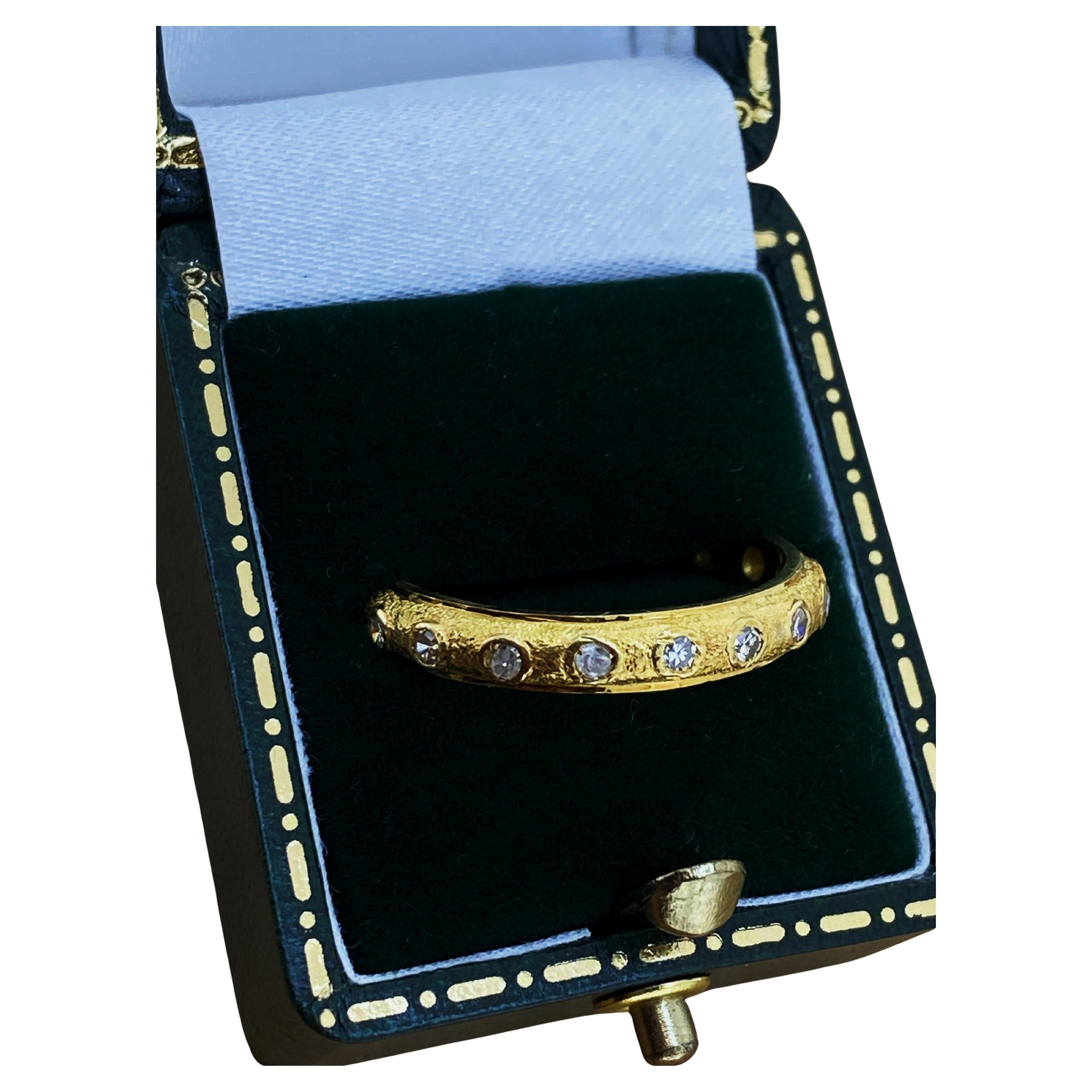 Oro giallo 18 carati e diamante da 0,40 carati (x 12) Anello europeo di eternità da 4 mm fatto a mano in vendita