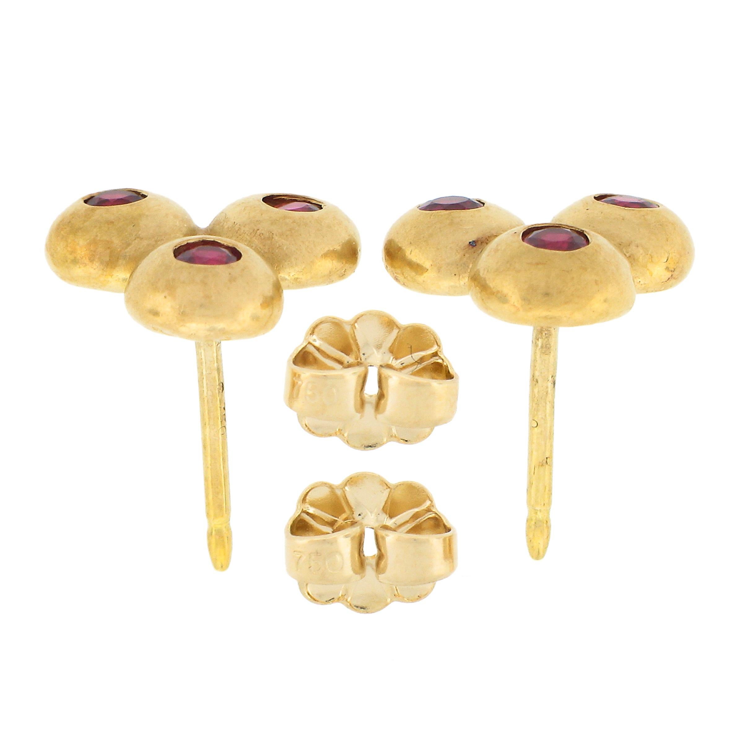 18k Yellow Gold 0.42ctw 3 Bezel Set Round Brilliant Ruby Cluster Stud Earrings In Good Condition In Montclair, NJ