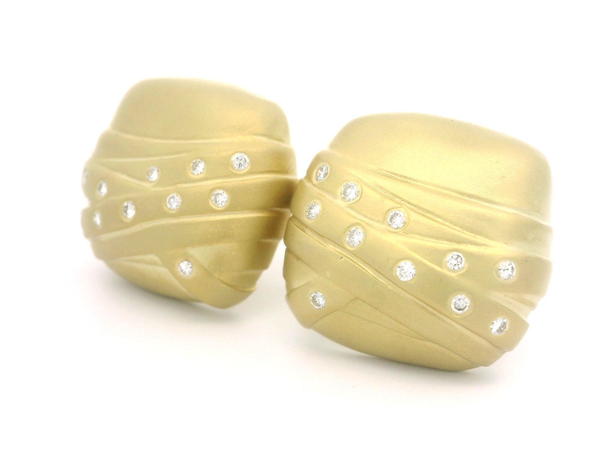 18 Karat Gelbgold 0,44 Karat Burnish Diamant Matte Finish Kissen-Ohrringe mit Knopfleiste (Brillantschliff) im Angebot