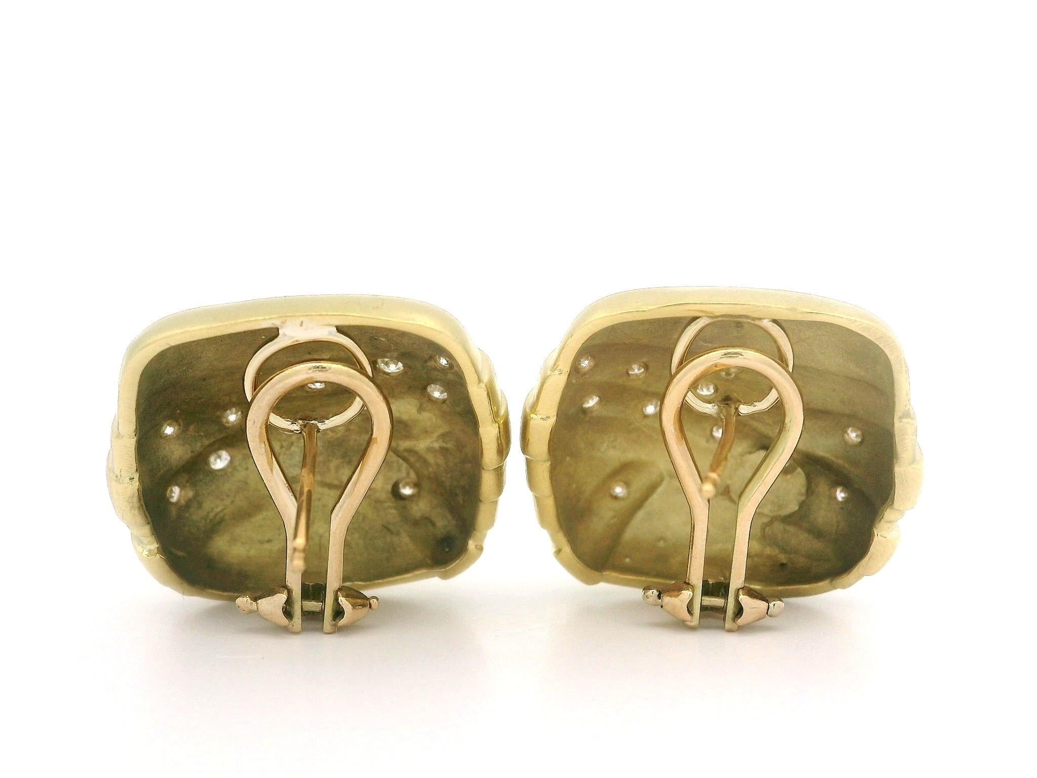 18 Karat Gelbgold 0,44 Karat Burnish Diamant Matte Finish Kissen-Ohrringe mit Knopfleiste im Zustand „Hervorragend“ im Angebot in Montclair, NJ