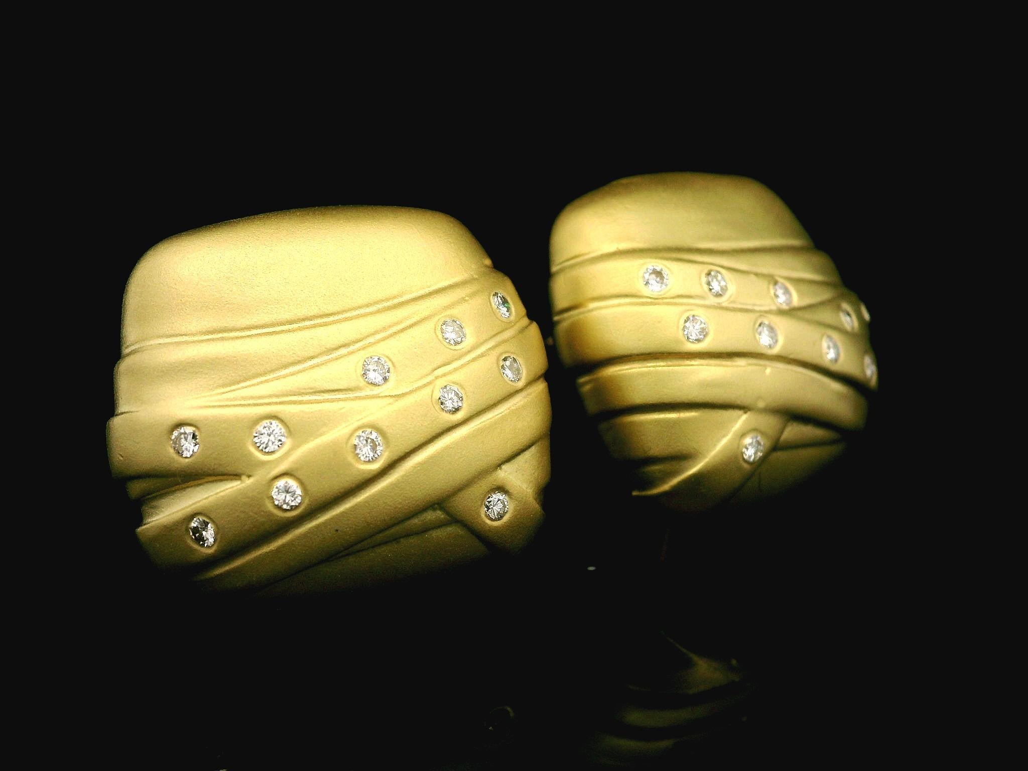 18 Karat Gelbgold 0,44 Karat Burnish Diamant Matte Finish Kissen-Ohrringe mit Knopfleiste im Angebot 2