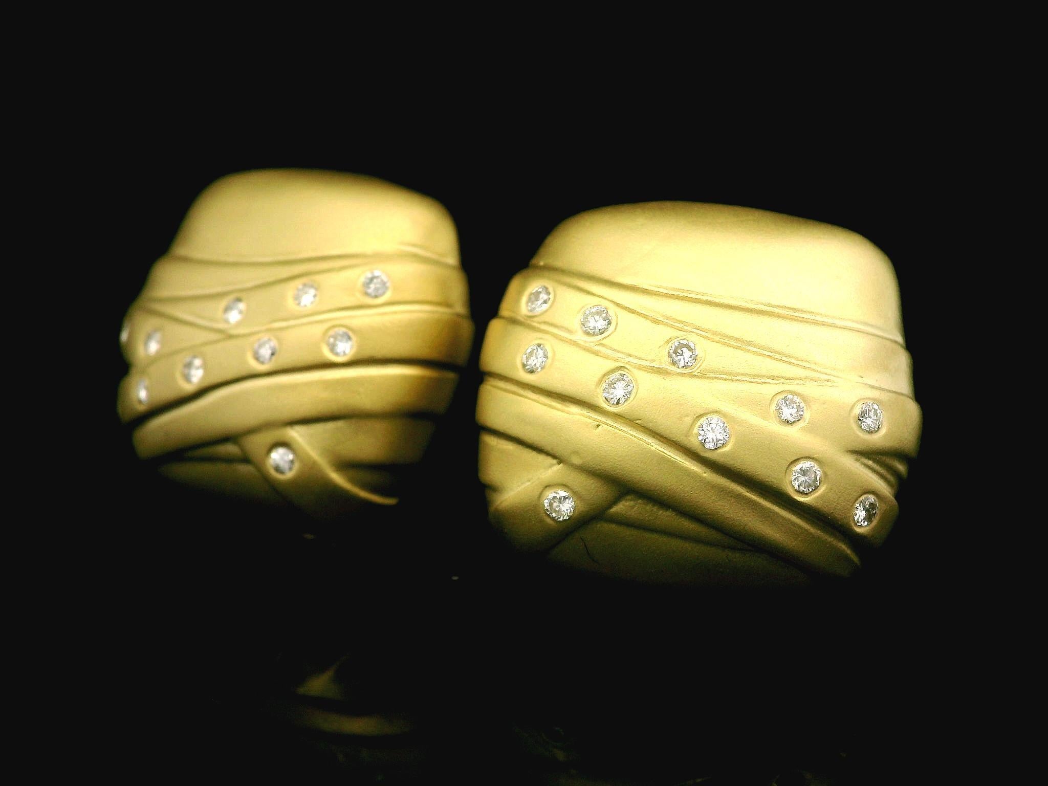 18 Karat Gelbgold 0,44 Karat Burnish Diamant Matte Finish Kissen-Ohrringe mit Knopfleiste im Angebot 3