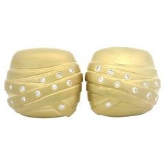 Pendientes de oro amarillo de 18 quilates 0,44 quilates de diamantes bruñidos con acabado mate y botón de cojín
