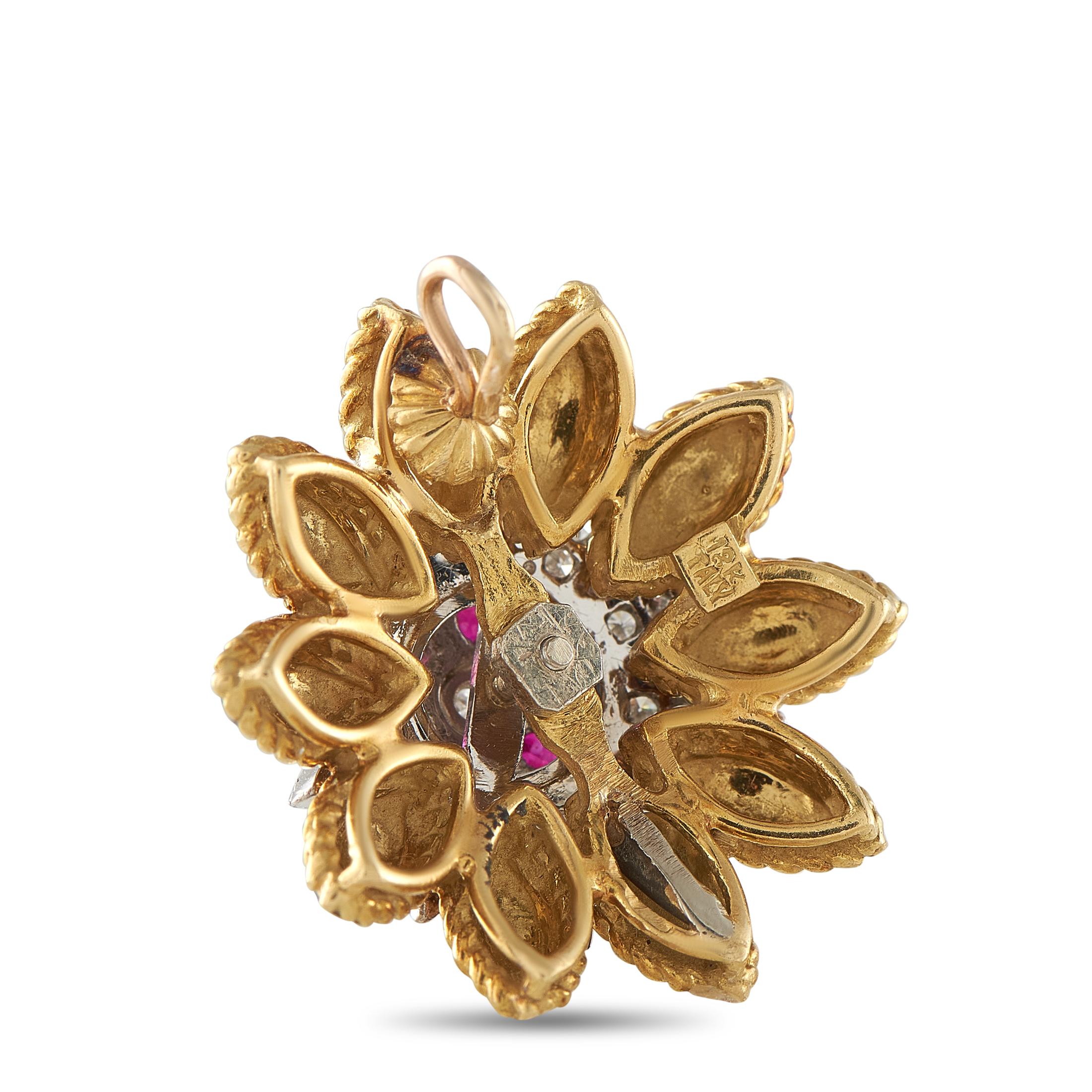 Este radiante colgante combina maravillosamente colores únicos, texturas y materiales preciosos. En el centro del engaste de oro amarillo de 18 quilates con forma de flor, los diamantes de 0,45 quilates atrapan la luz sin esfuerzo. Los detalles de