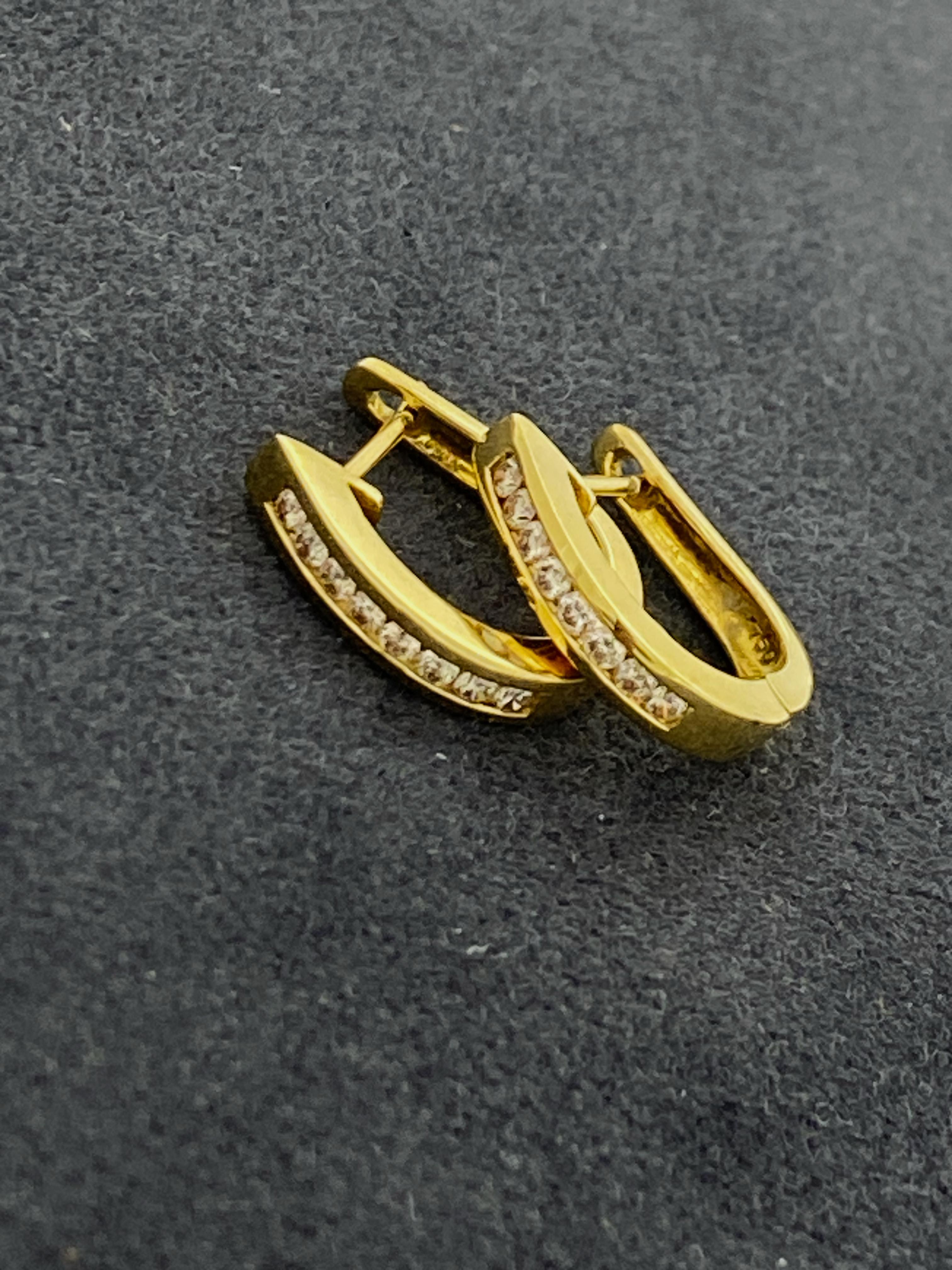 Estos exquisitos pendientes de aro de oro de 18 quilates y diamantes 
puede convertirse en un regalo ideal para tu ser querido, 
ya que su llamativo diseño habla por sí solo...

Cada uno incluye 8 brillantes diamantes redondos naturales