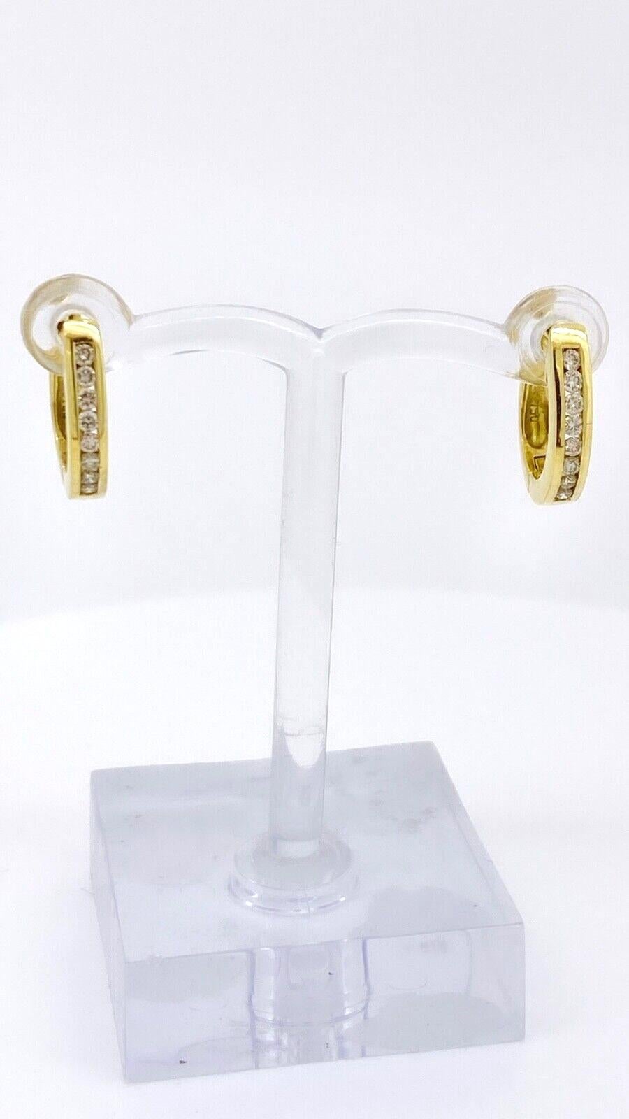 Pendientes de medio aro de oro amarillo de 18 quilates y diamantes de 0,45 ct, cierres ingleses, 15 mm de largo. Corte redondo