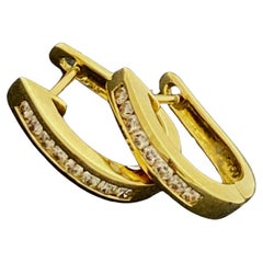 Pendientes de medio aro de oro amarillo de 18 quilates y diamantes de 0,45 ct, cierres ingleses, 15 mm de largo.