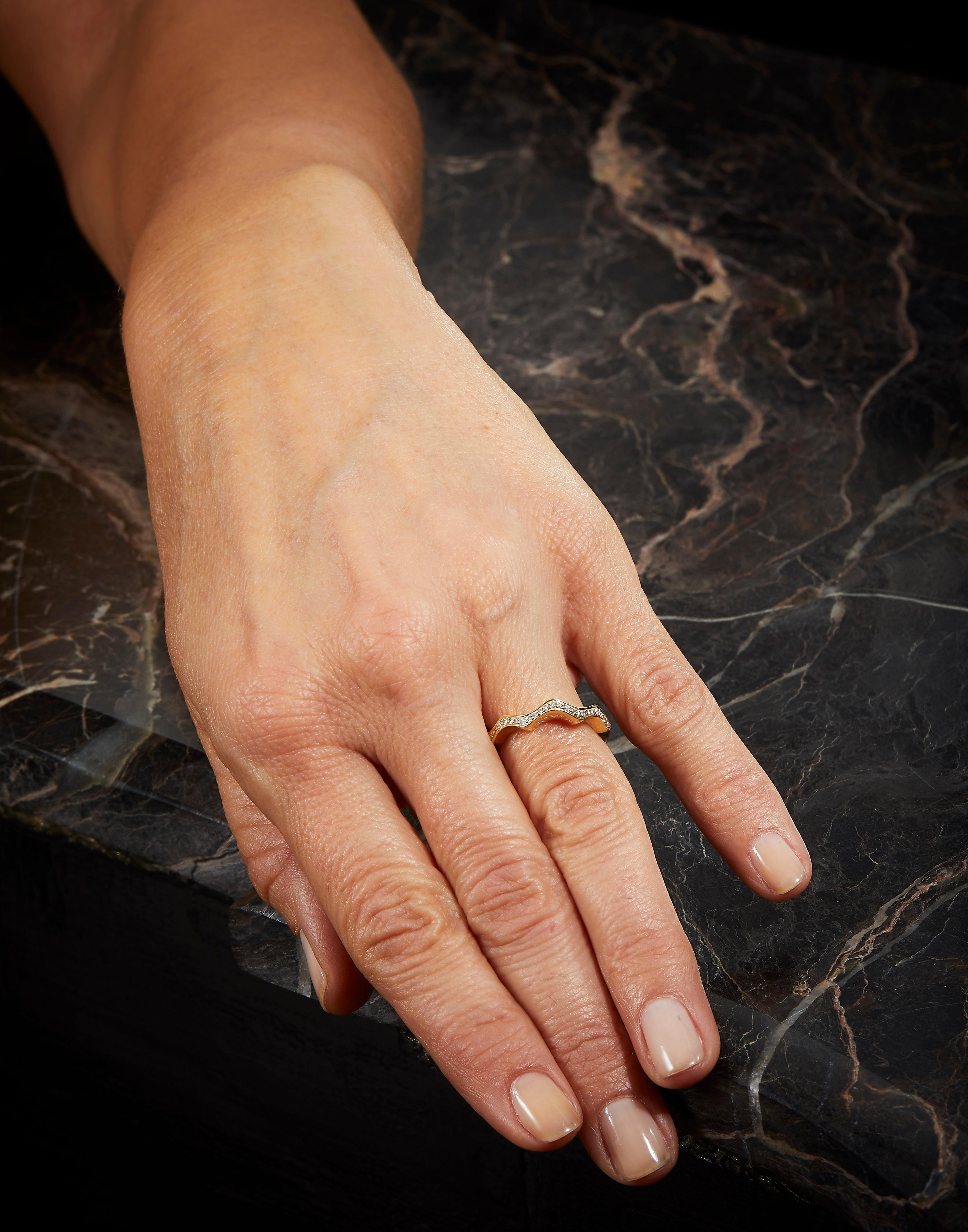 Designed by Eva Soussana, artist and founder of Hera-Jewellery, this very elegant and ultra refined wedding ring from the 