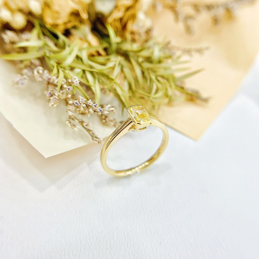 18 Karat Gelbgold 0,50 Karat Gelber Diamant-Ring (Smaragdschliff) im Angebot