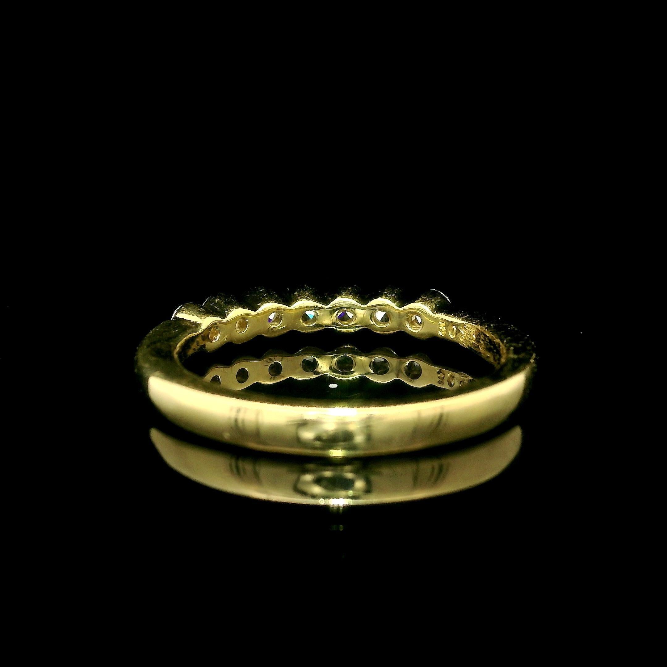 -Stein(e): -
(7) Natürliche echte Diamanten - Runder Brillantschliff - Lünettenfassung - Farbe G/H - Reinheit VS1/VS2 - 0,50ctw (ca.)

MATERIAL: Massives 18k Gelbgold
Gesamtgewicht:  3,40 Gramm
Gesamtbreite: 2,8 (0,11