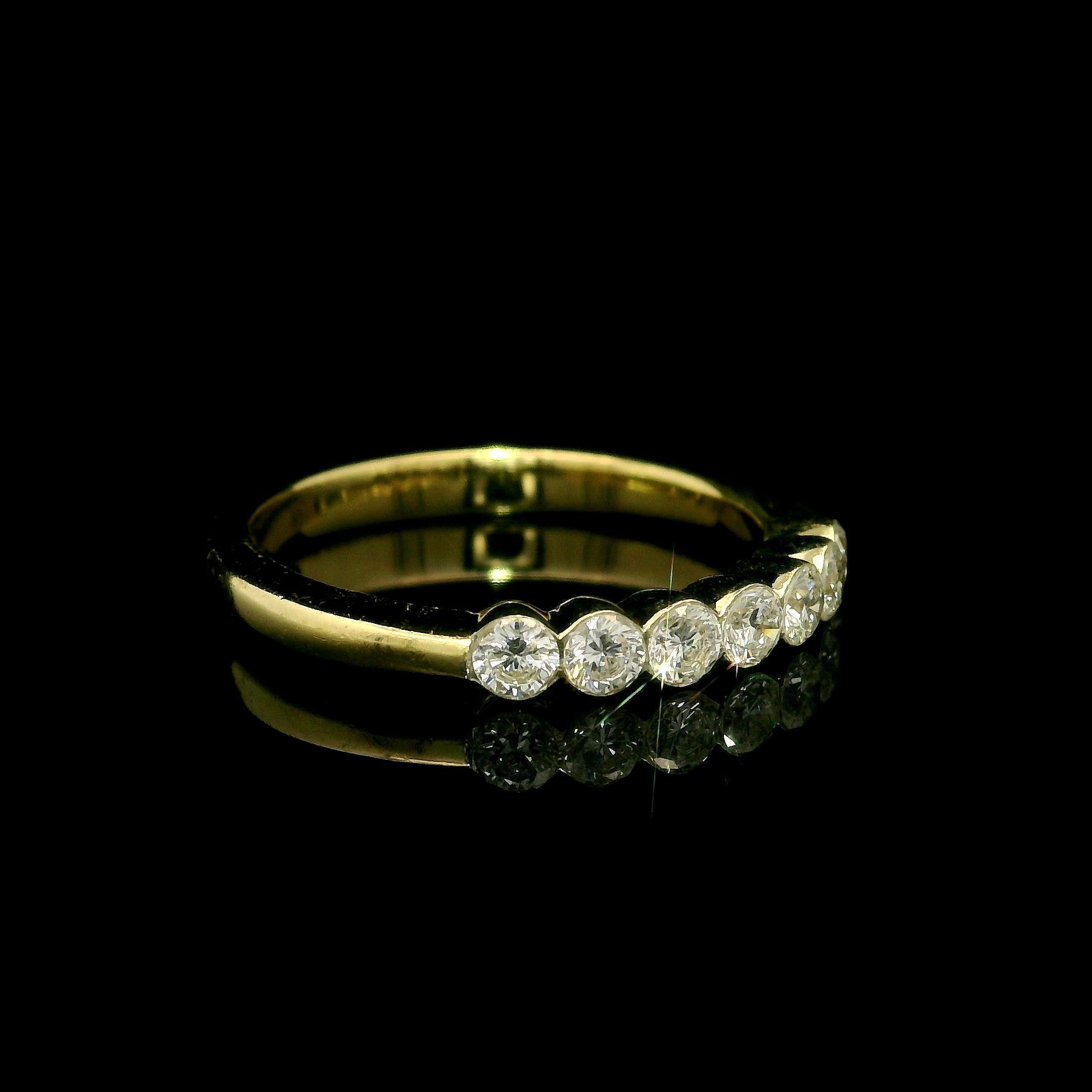 18k Gelbgold 0,50ctw Lünette Runde Diamant Low Profile 7 Stein Band Ring im Zustand „Hervorragend“ im Angebot in Montclair, NJ